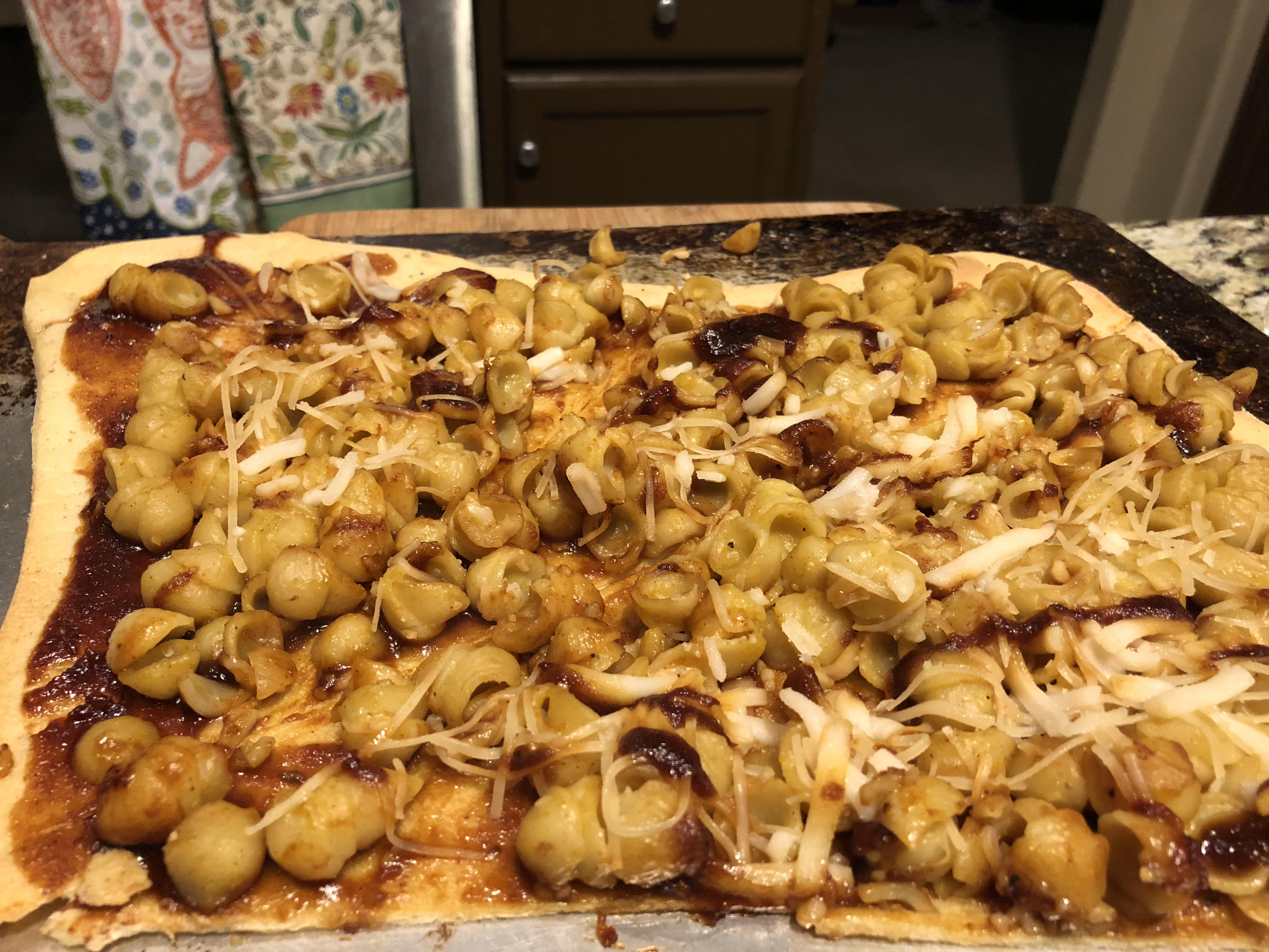 My husband made me vegan bbq mac and cheese pizza! r/vegan