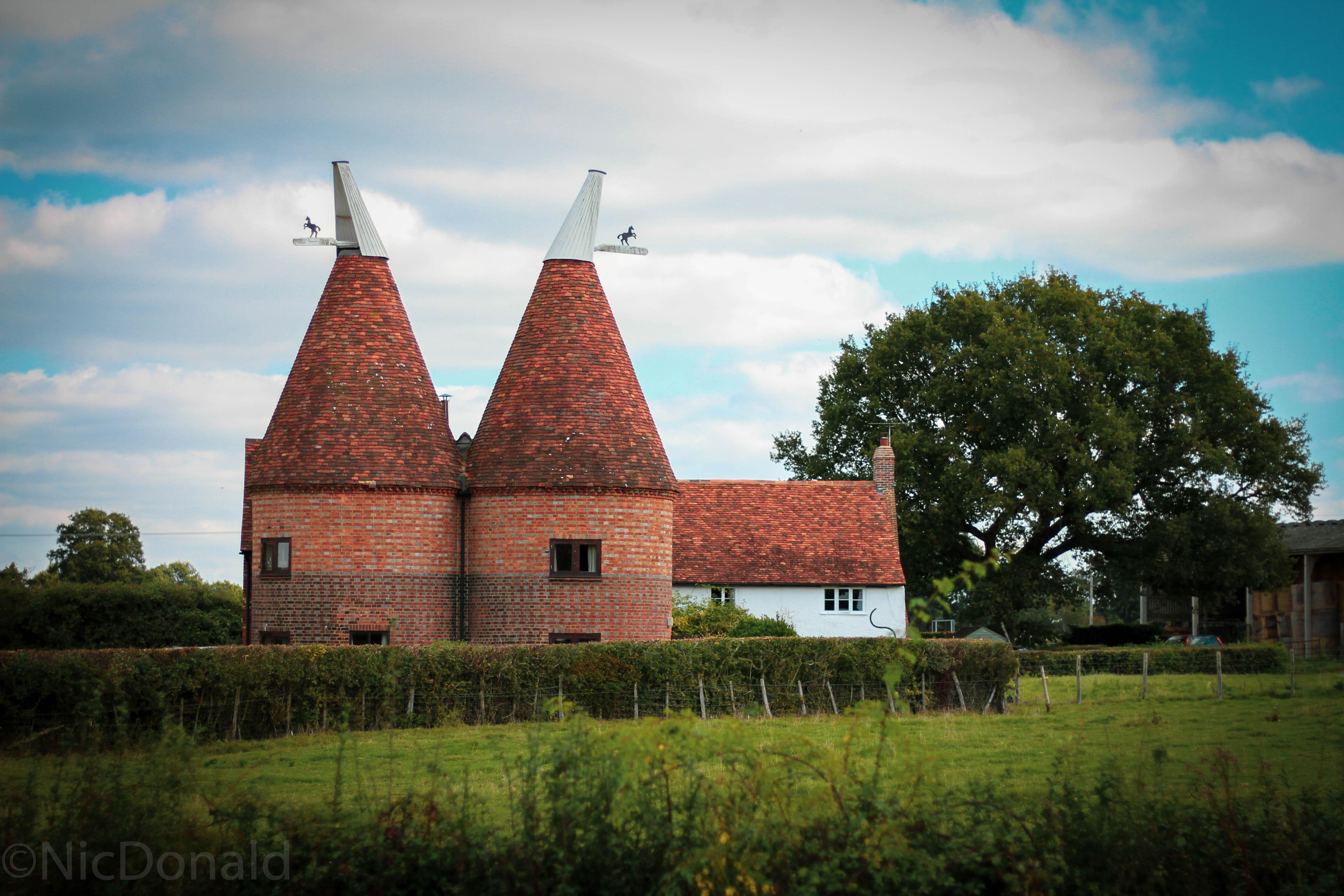 Converted Oast Houses in Kent, UK (Canon EOS 7D, 50mm f/2.0 1/2000) r