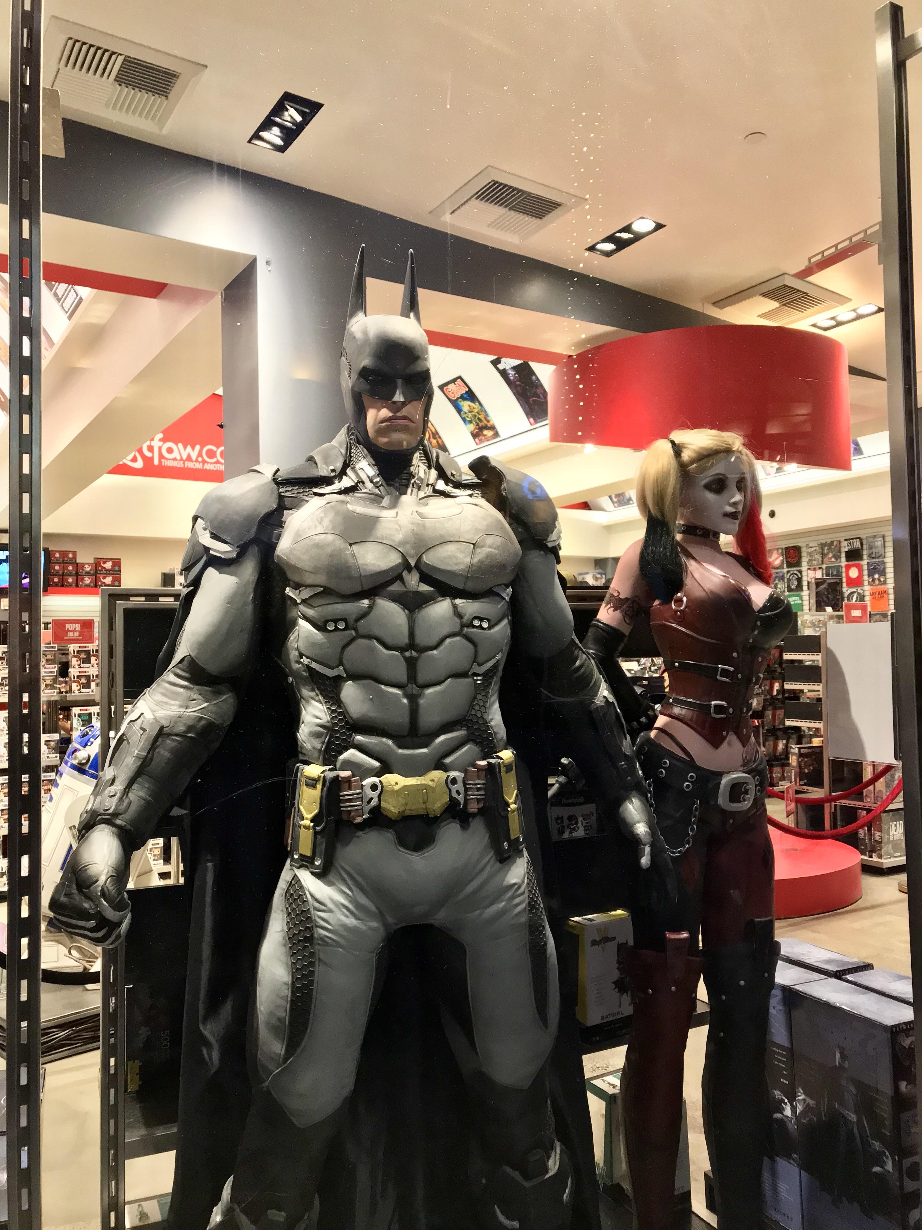 Life size Arkham Knight at Universal CityWalk! r/batman