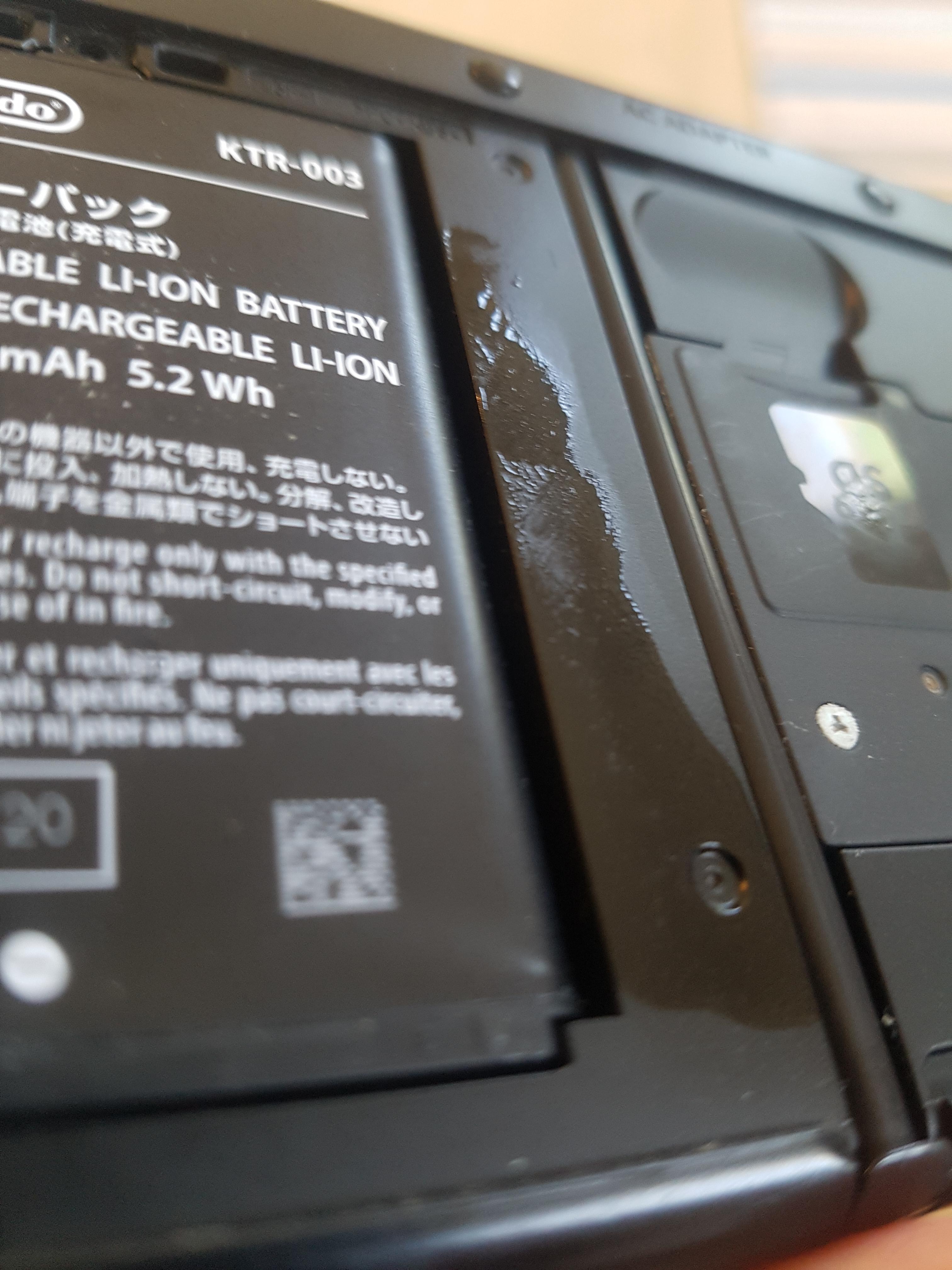 3DS wouldn't turn on or recharge. Opened it up and found the battery