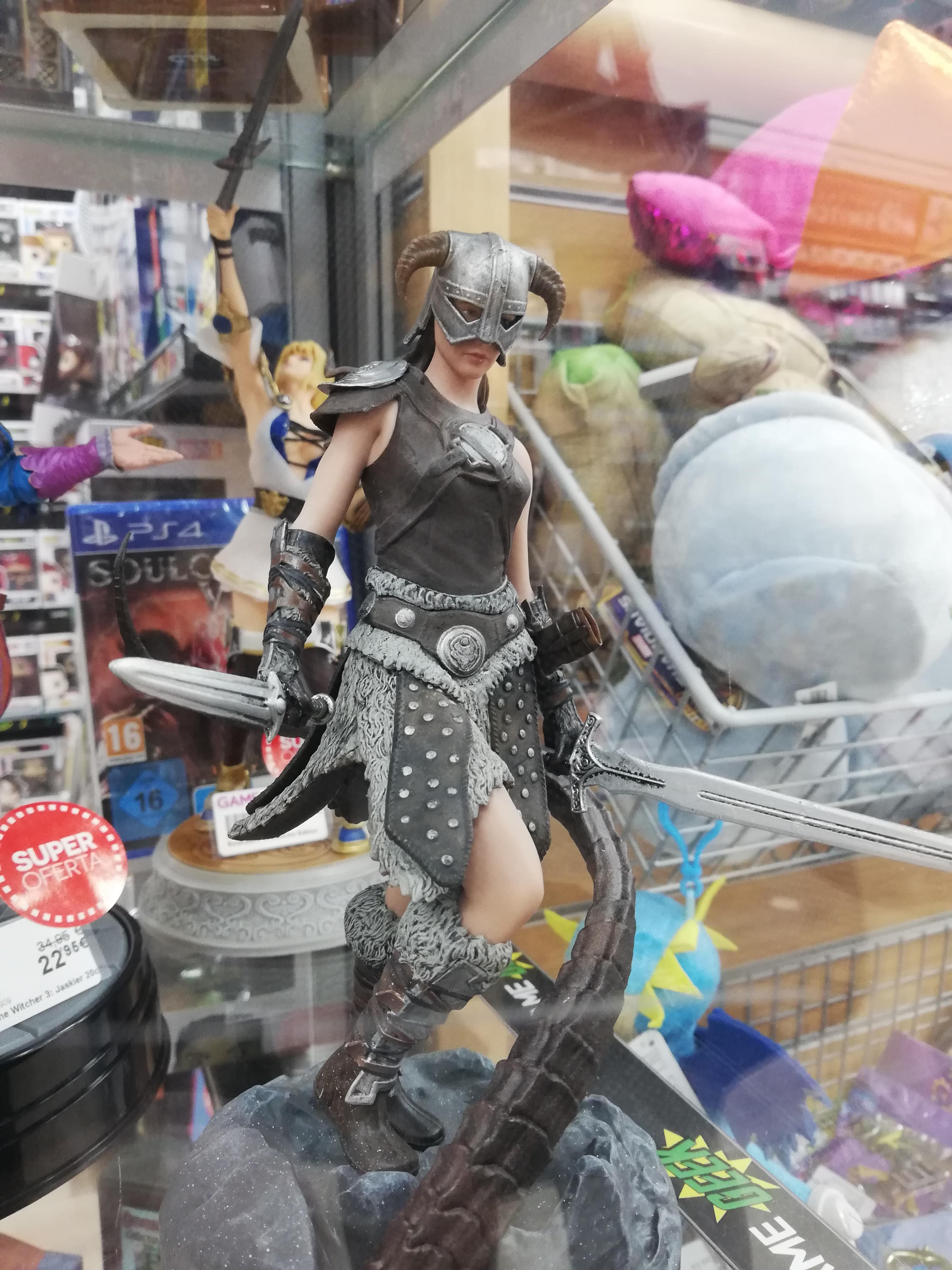 A female Dragonborn statue r/gaming