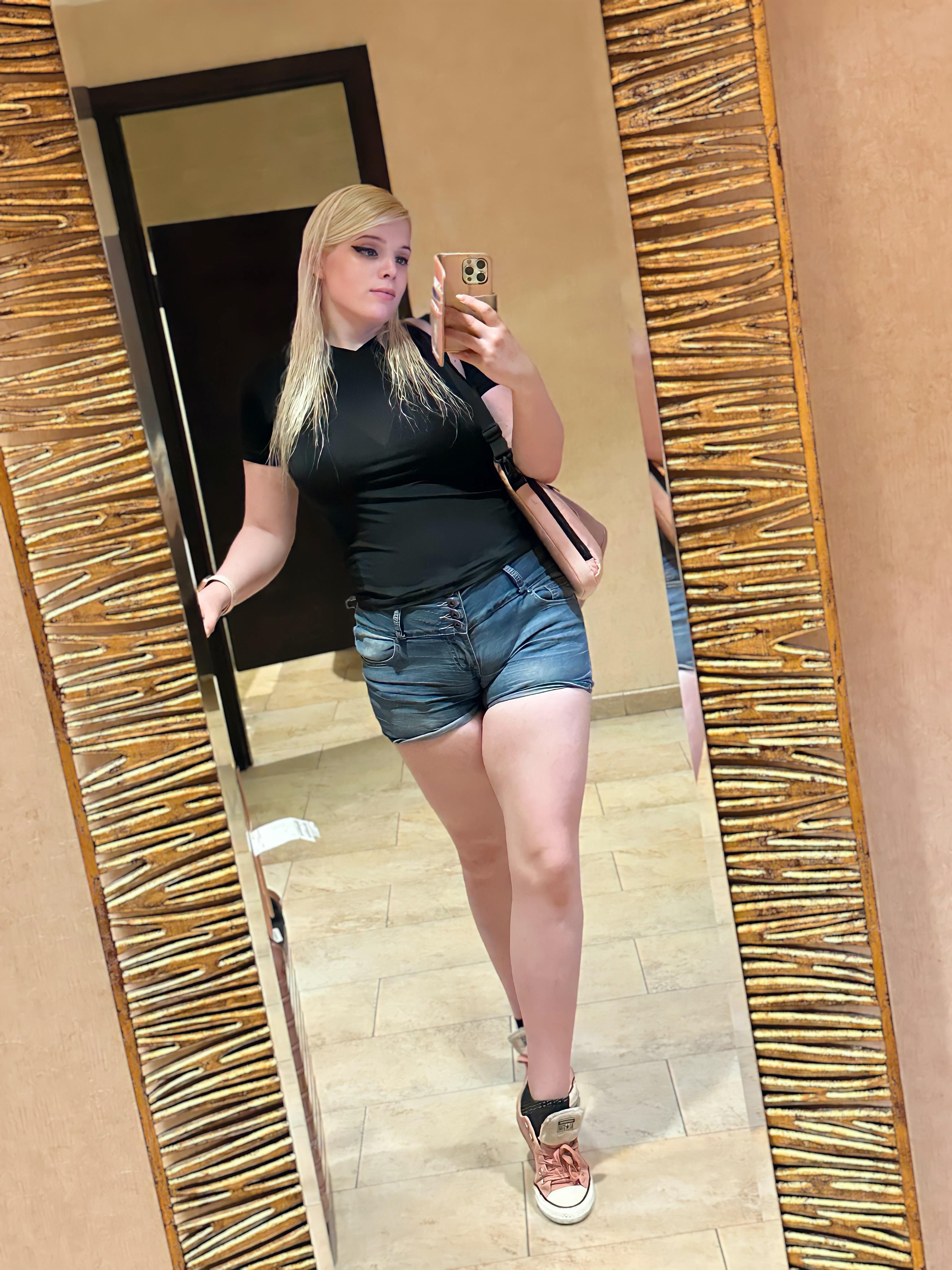 Do you like femboy thighs 👀 : femboy