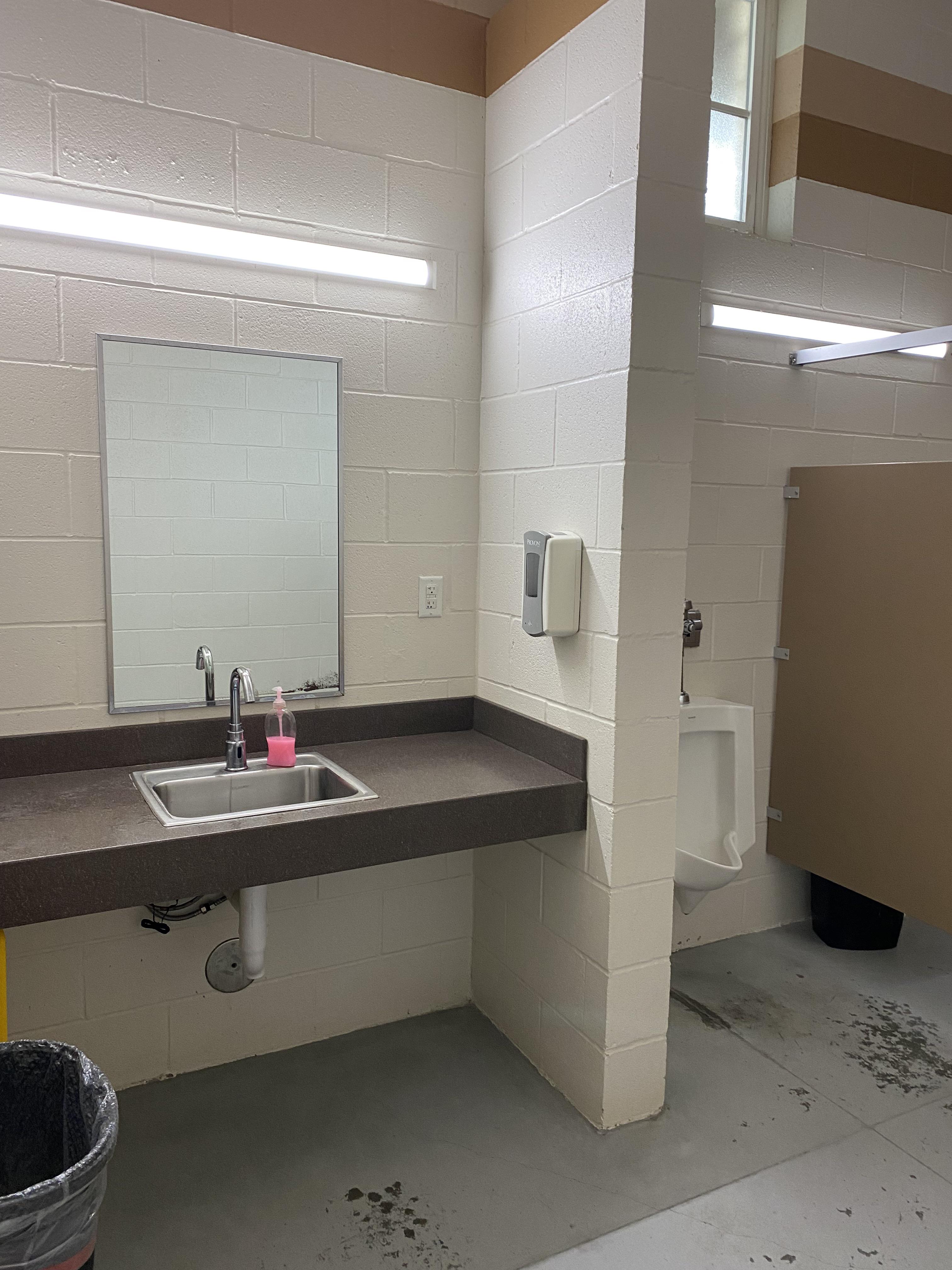 BATHROOMS r/backrooms