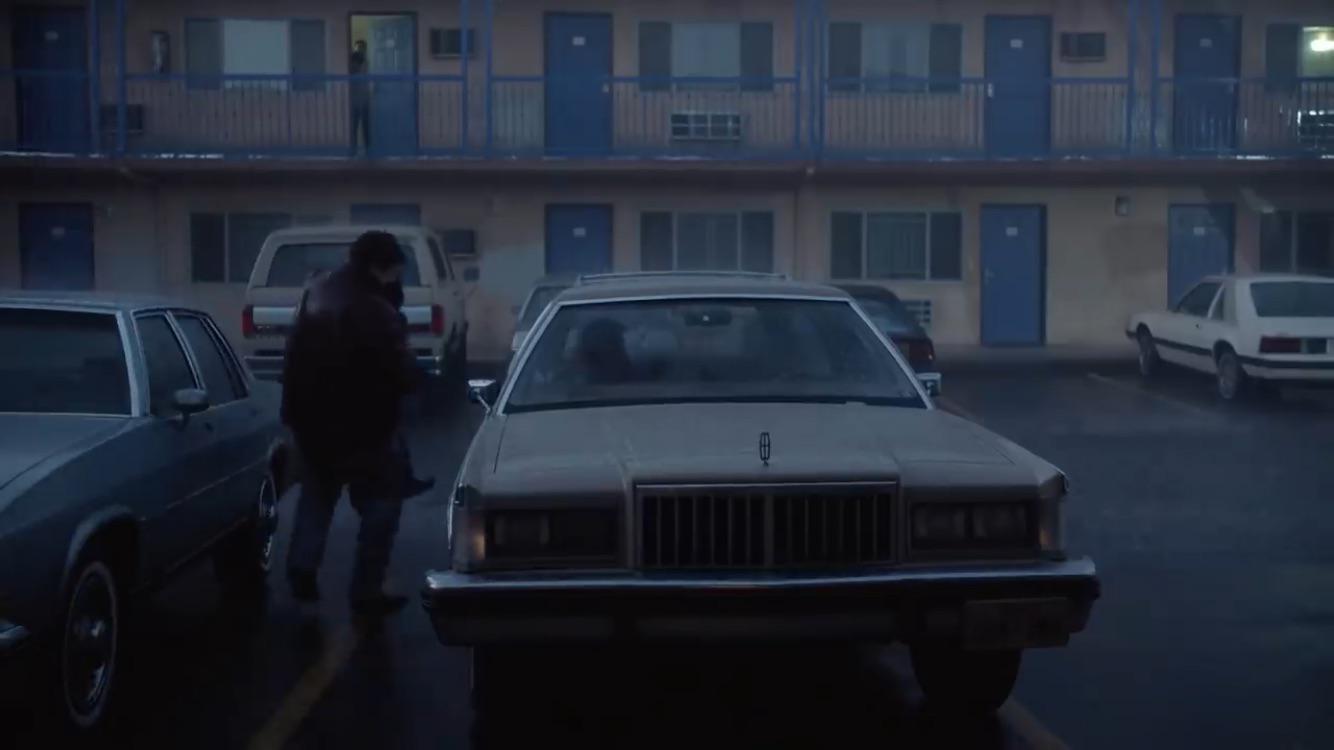 Why was there old cars in Young Sheldon tv series? I know the tv series