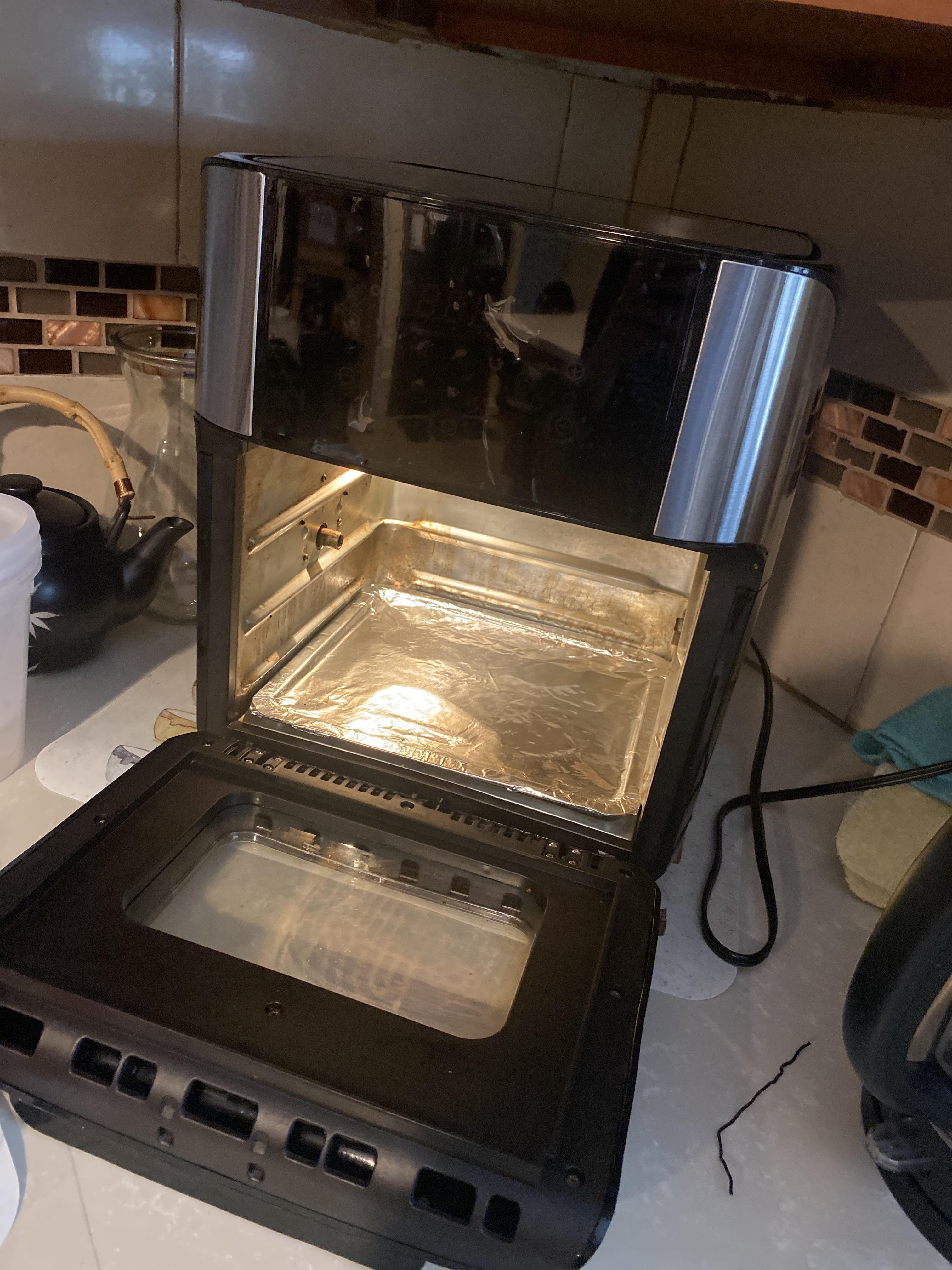 I have a GLA1003 Air Fryer Pro. Interior Light works when you open the