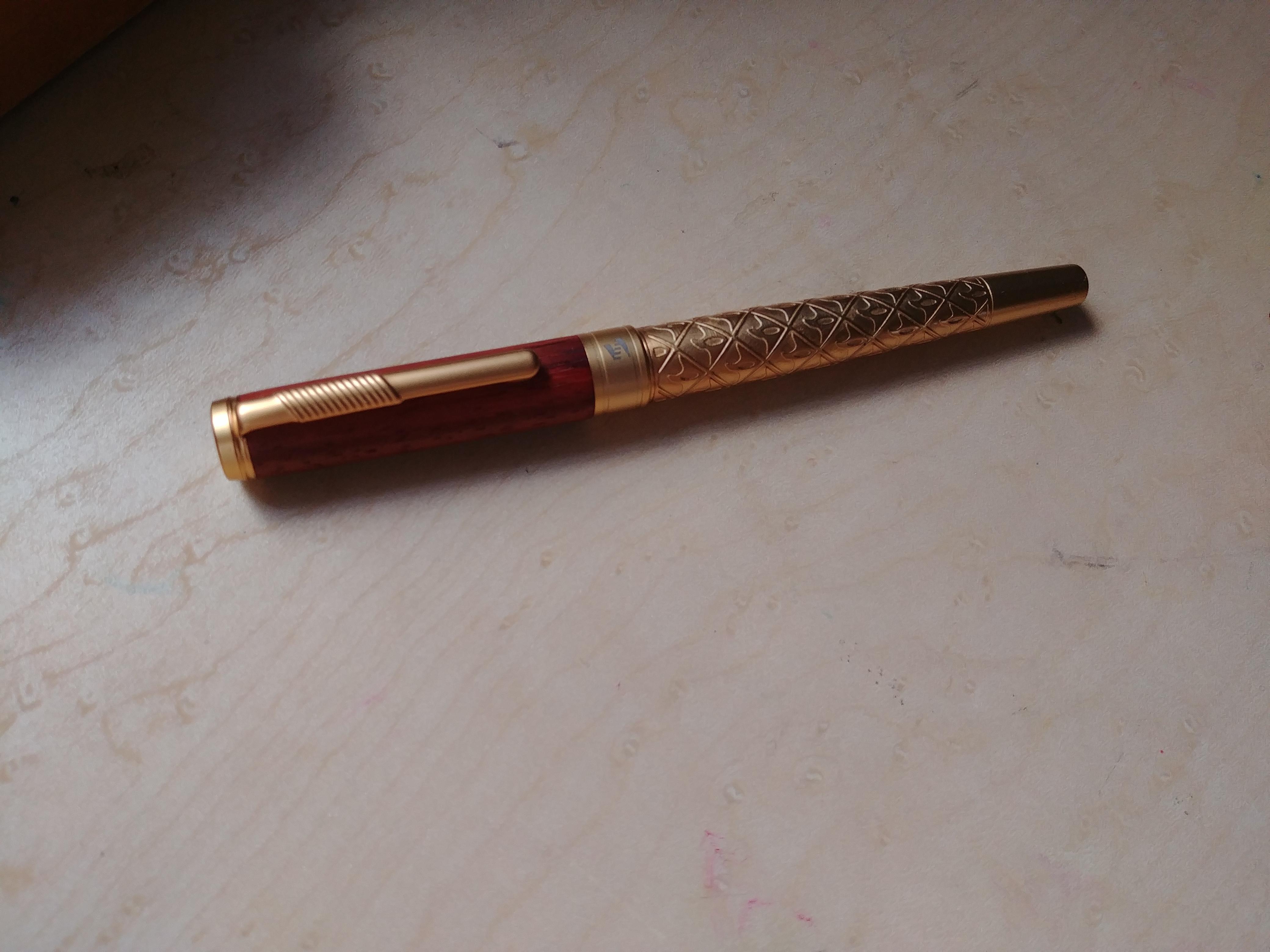 Gold and wood matches so effortlessly r/fountainpens