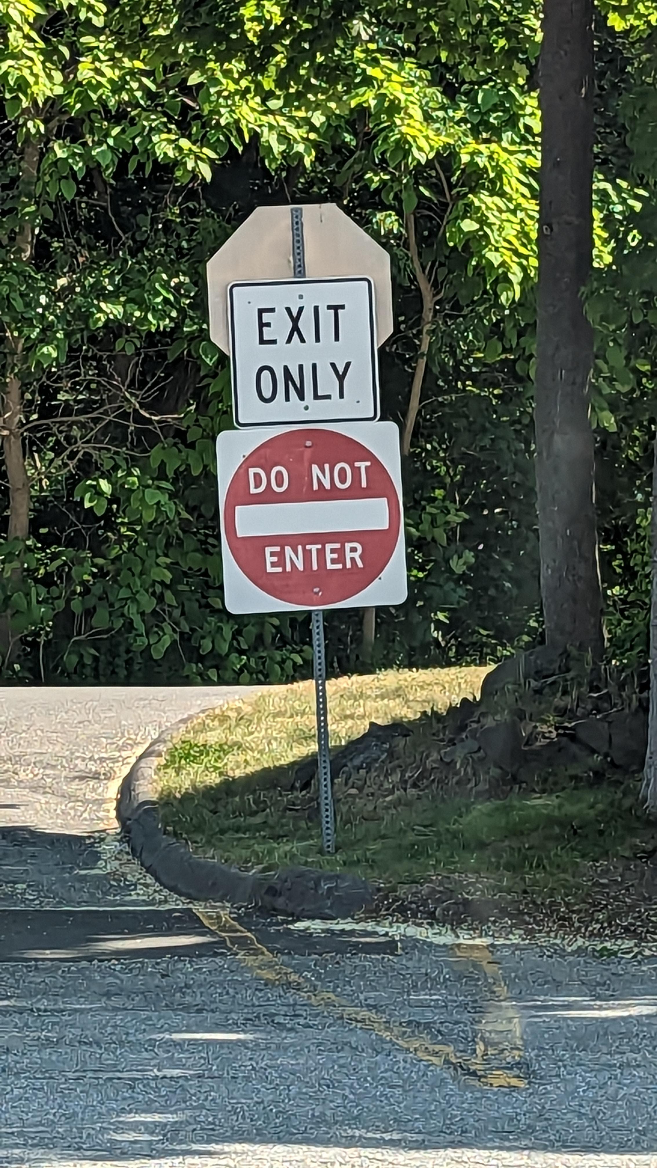 Trying to leave the parking lot : r/confusingsigns