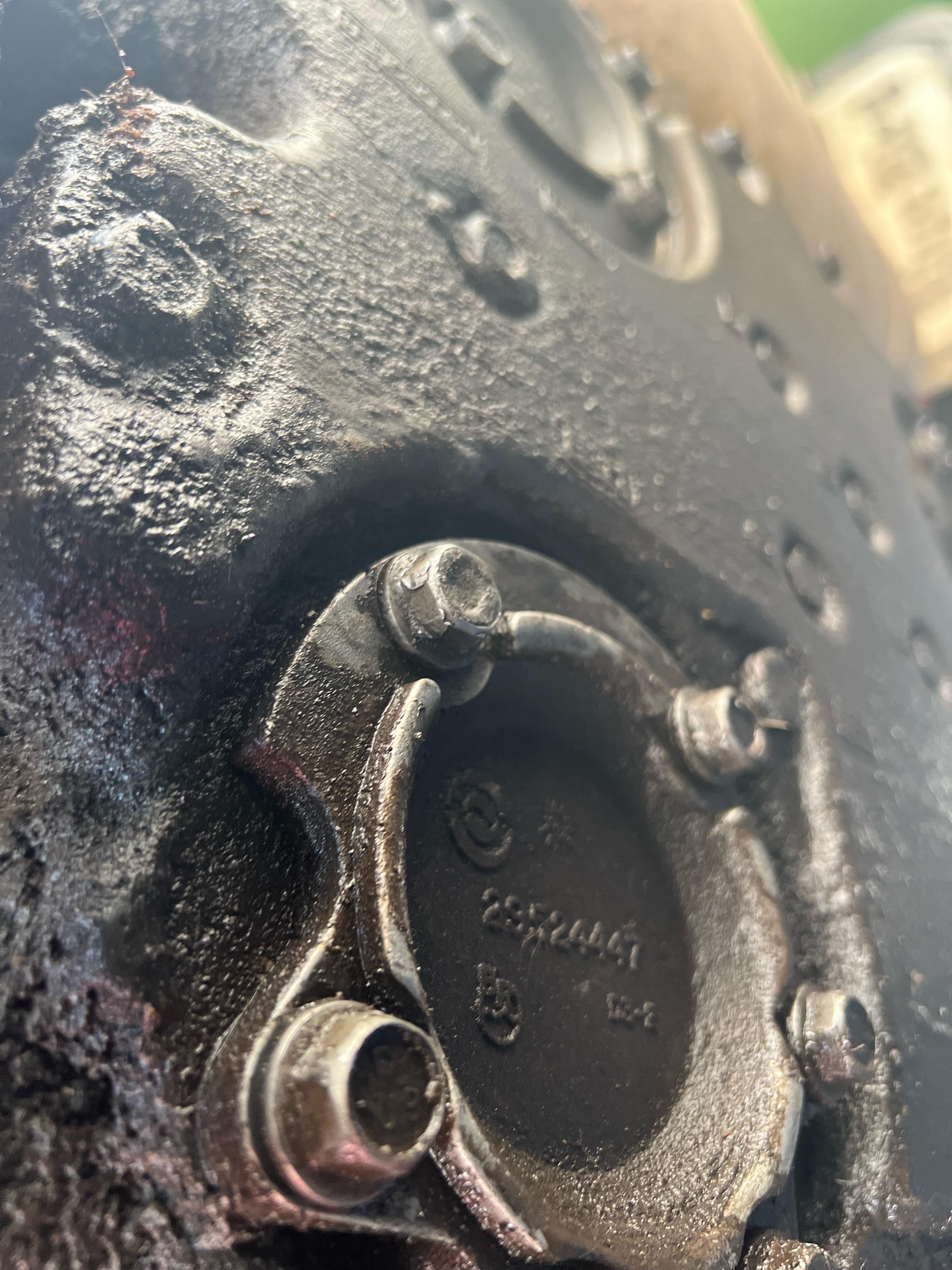 Transmission bolt is stripped. As a new mechanic….help. Lol r/MechanicAdvice