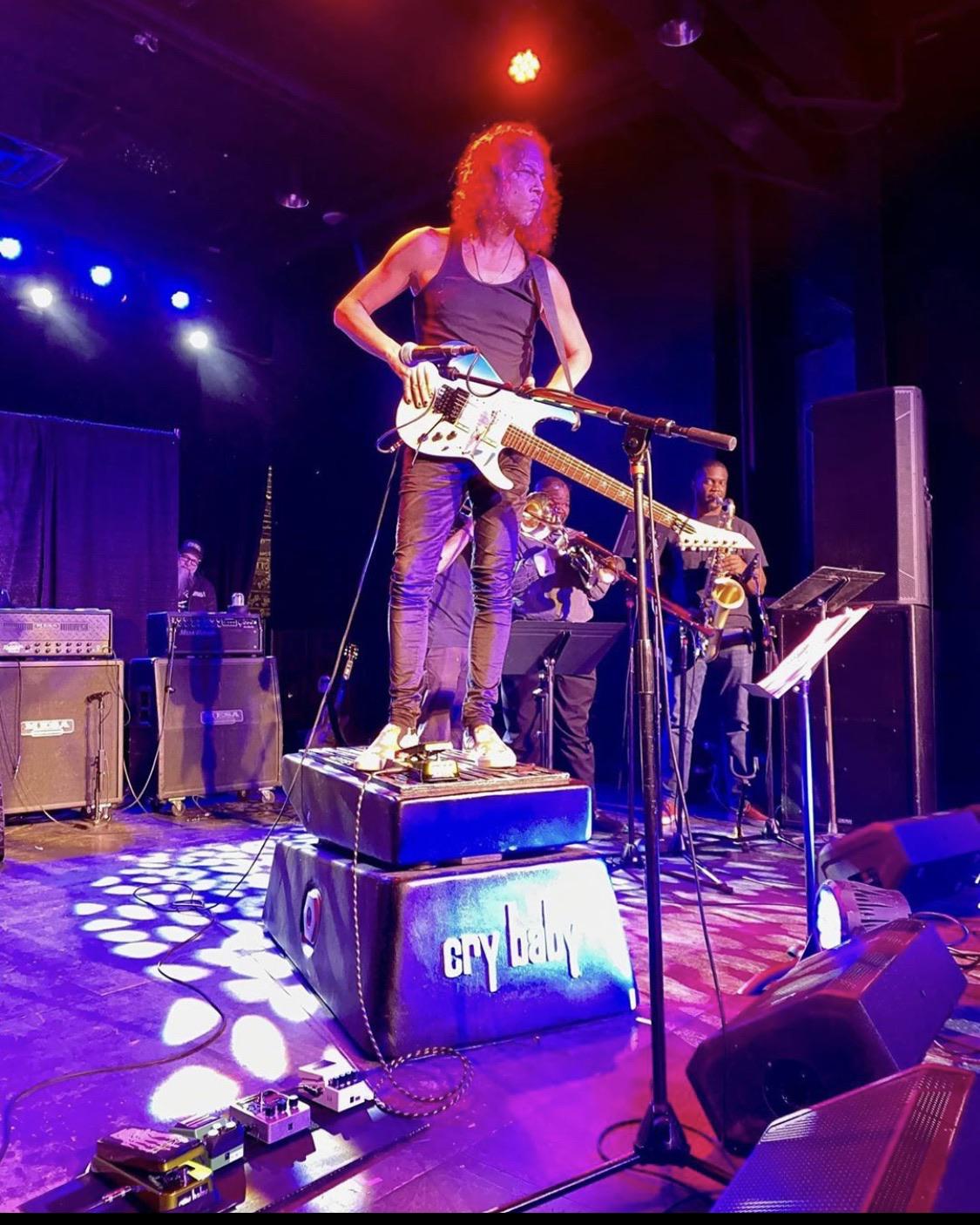 It finally happened Kirk Hammett has the Wah pedal r/Metallica