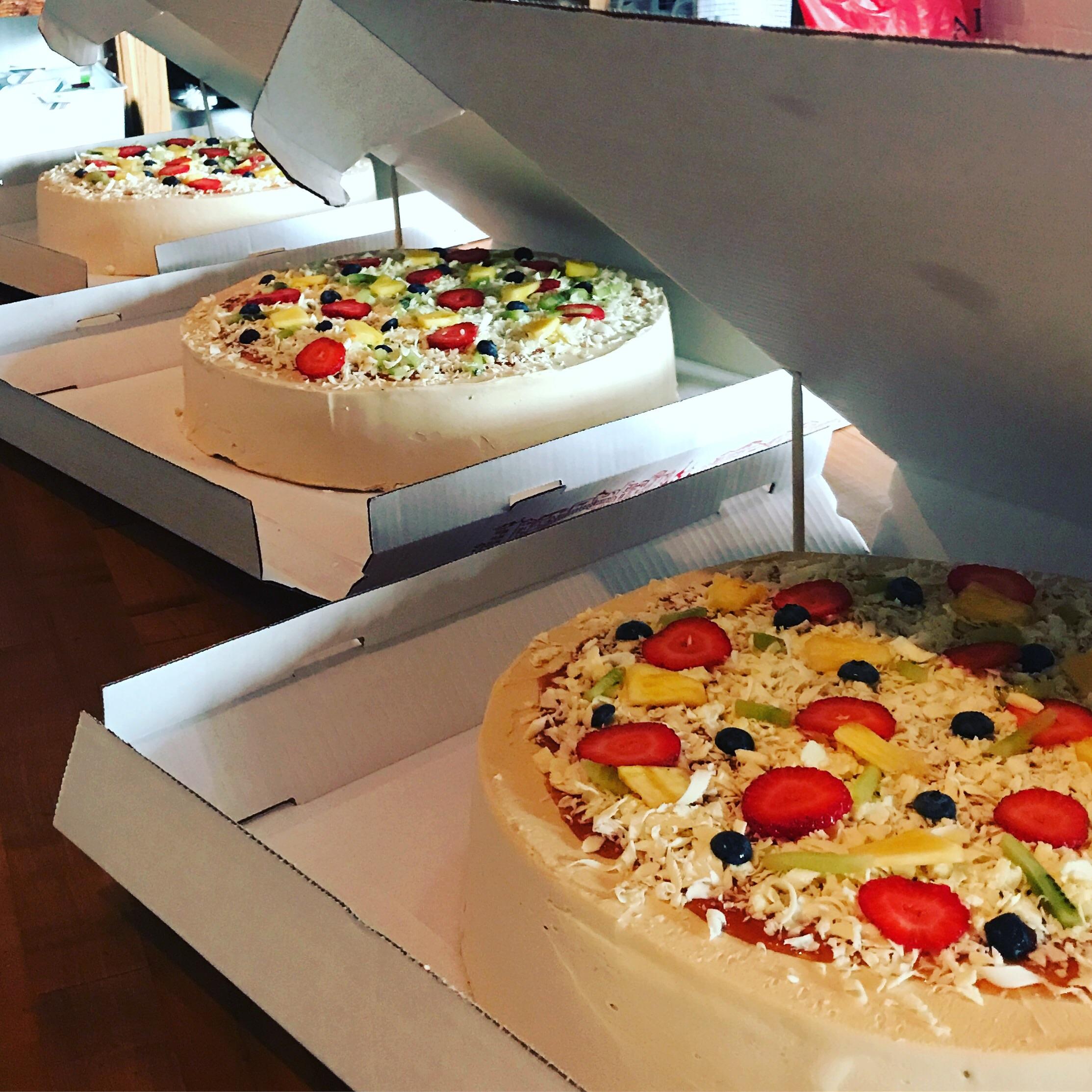 Pizza cakes I made for a friend's wedding r/Baking