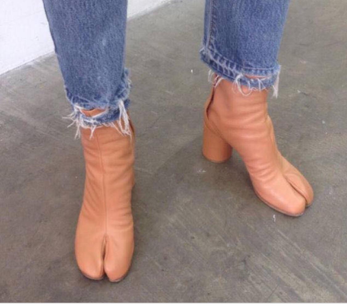 Camel toe shoes. r/ATBGE