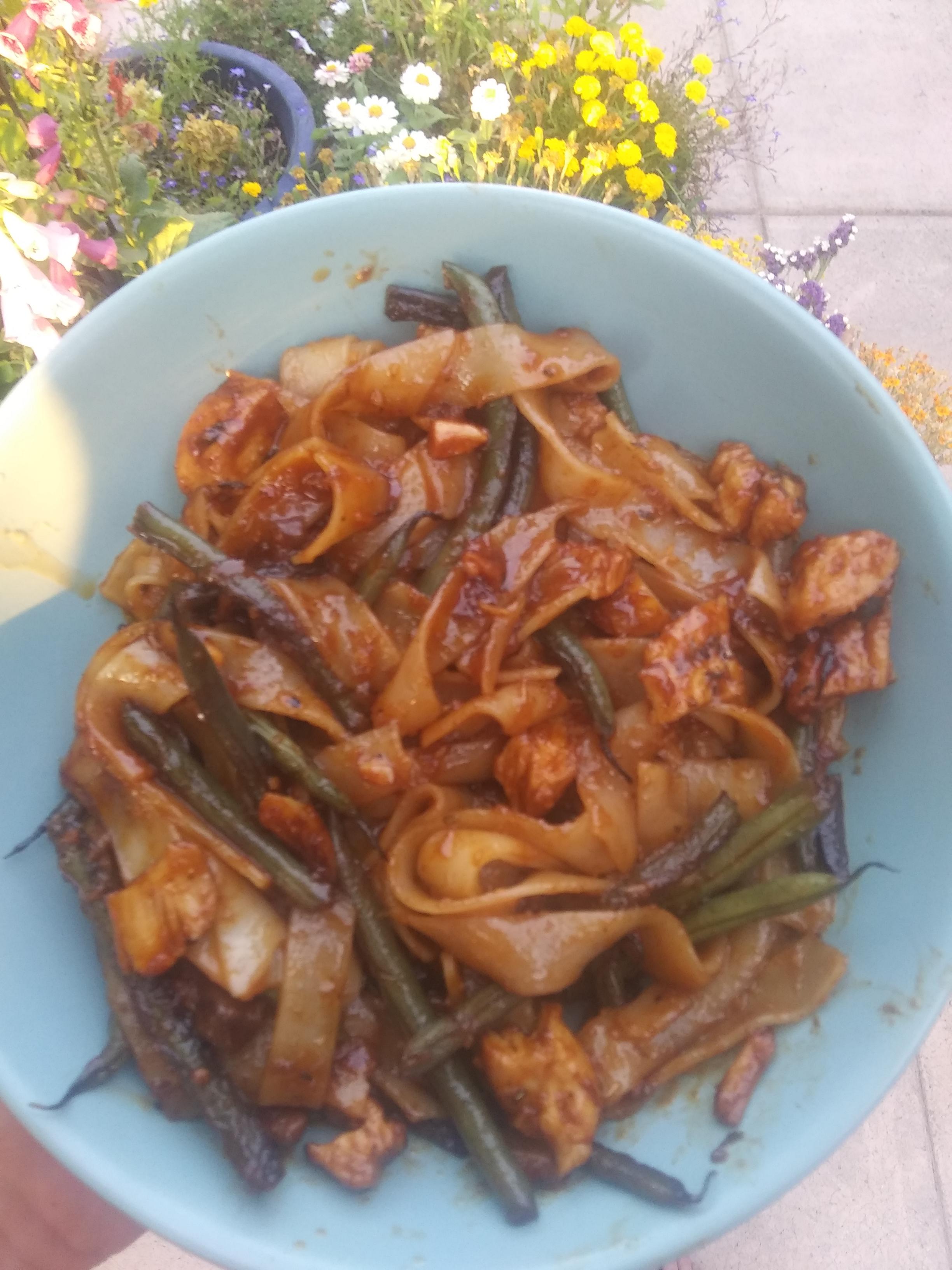 Rice noodle Gochu Jang green beans and chicken r/tonightsdinner