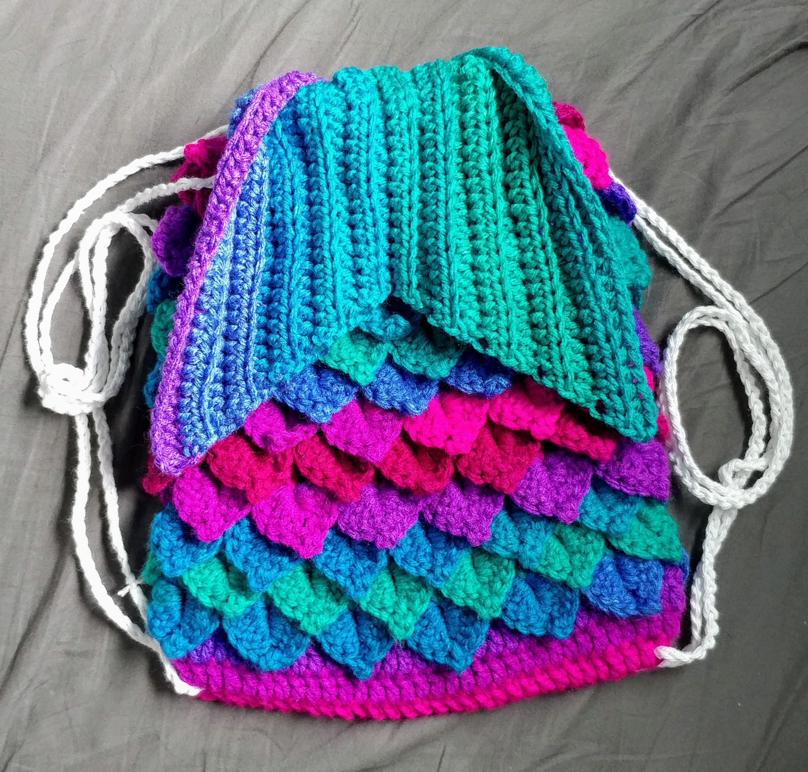 Freehanded this mini mermaid backpack 🧜‍♀️ I'm in love! 😍 r/crochet