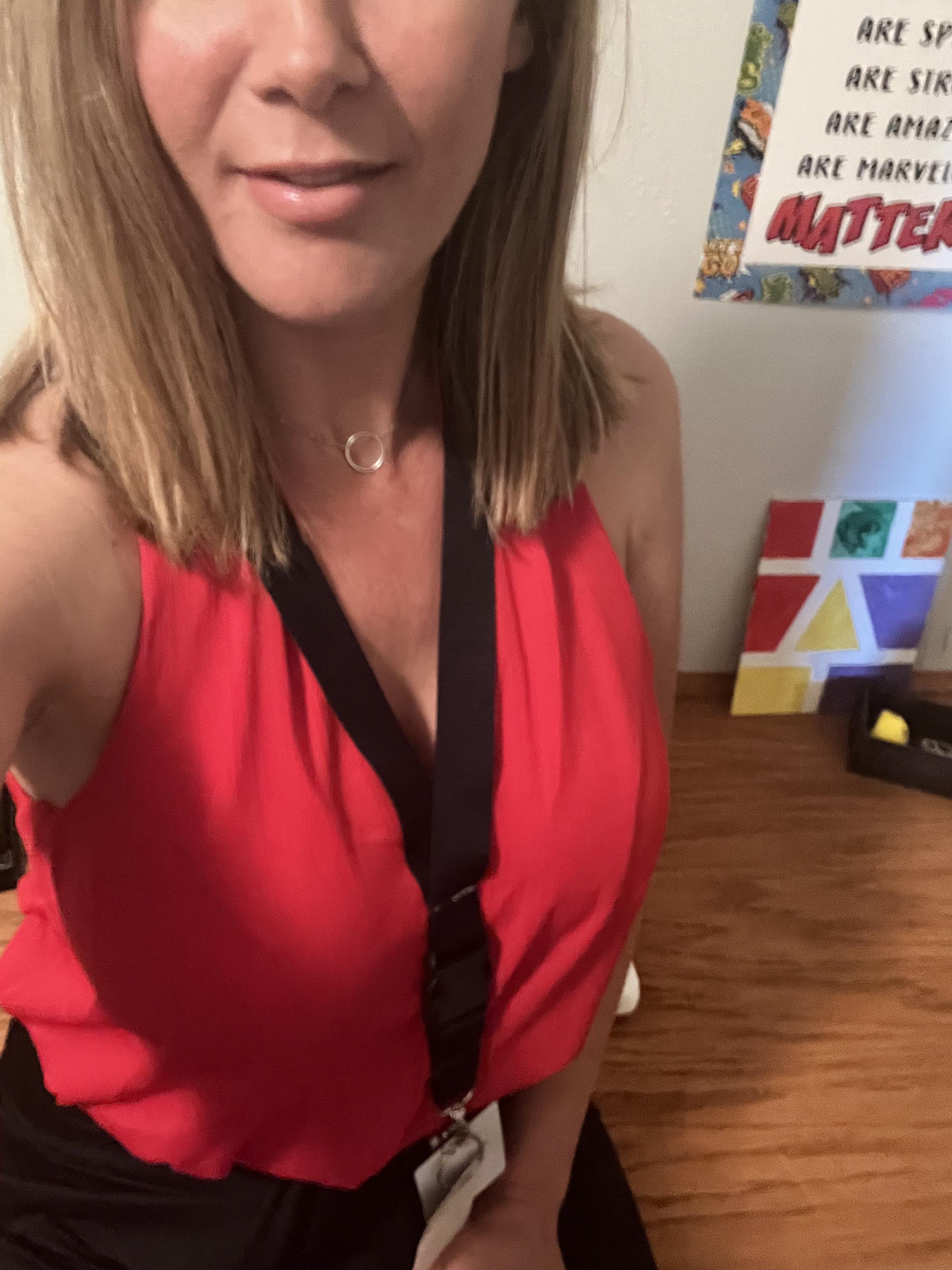 SoCal teacher hard at work r/cougars_and_milfs_sfw