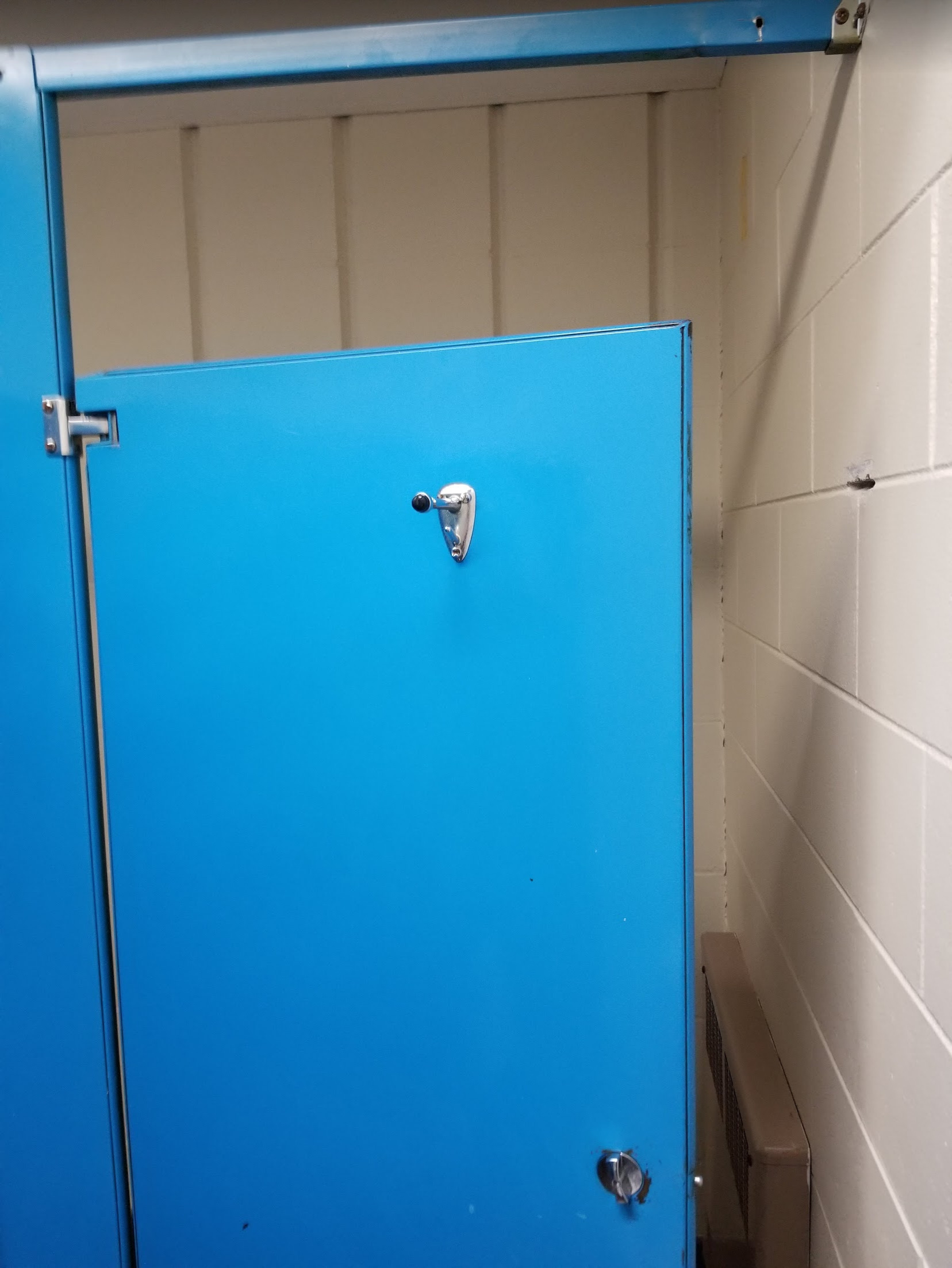 This is a bathroom stall door at my school. r/CrappyDesign