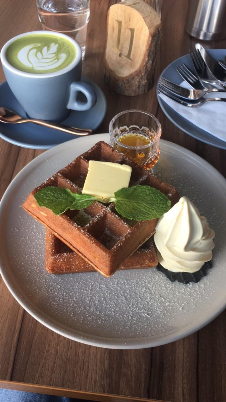 [I ate]Ordinary waffles with the usual honey and waffle,