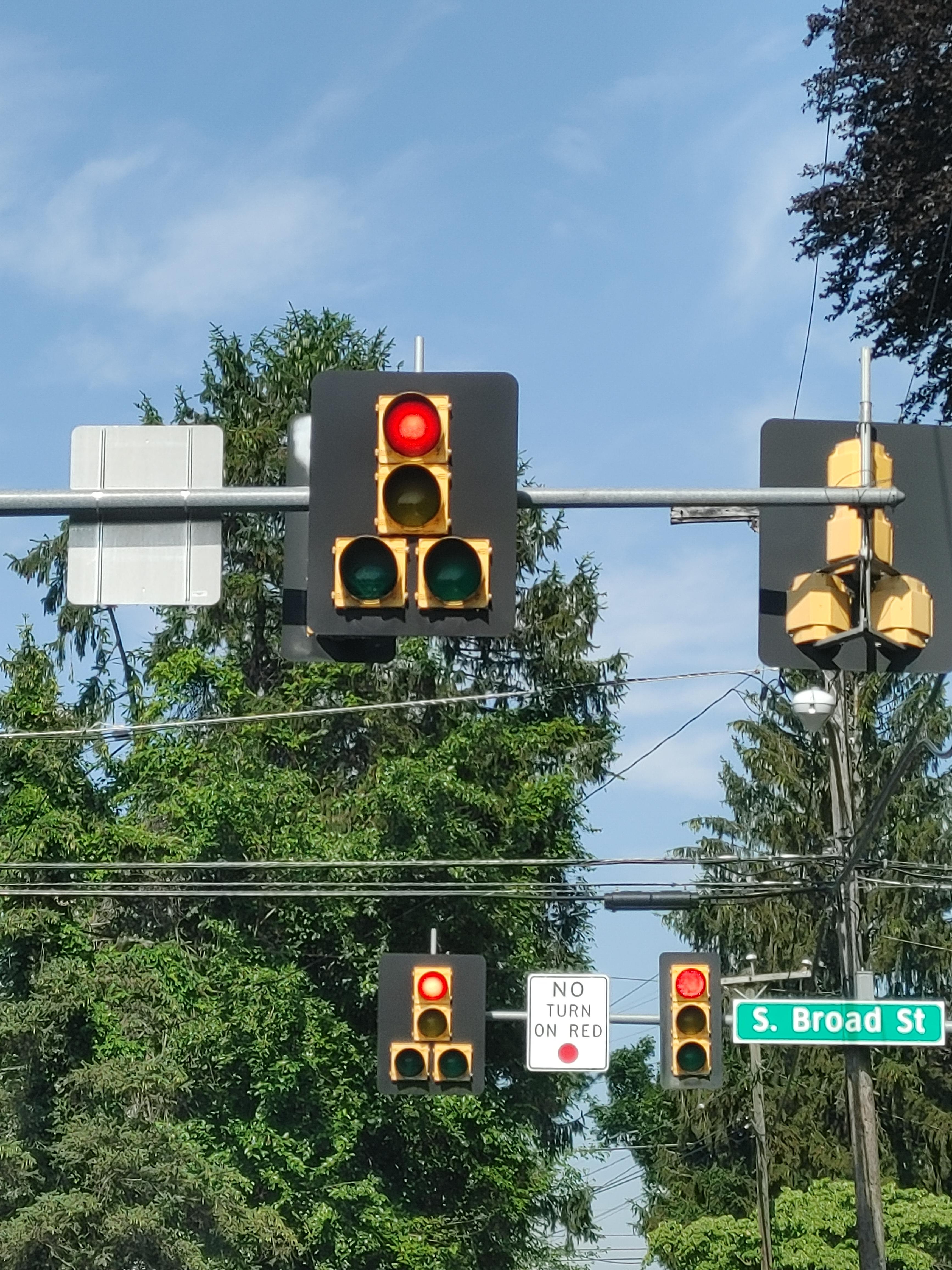These stop lights in Easton, PA mildlypenis