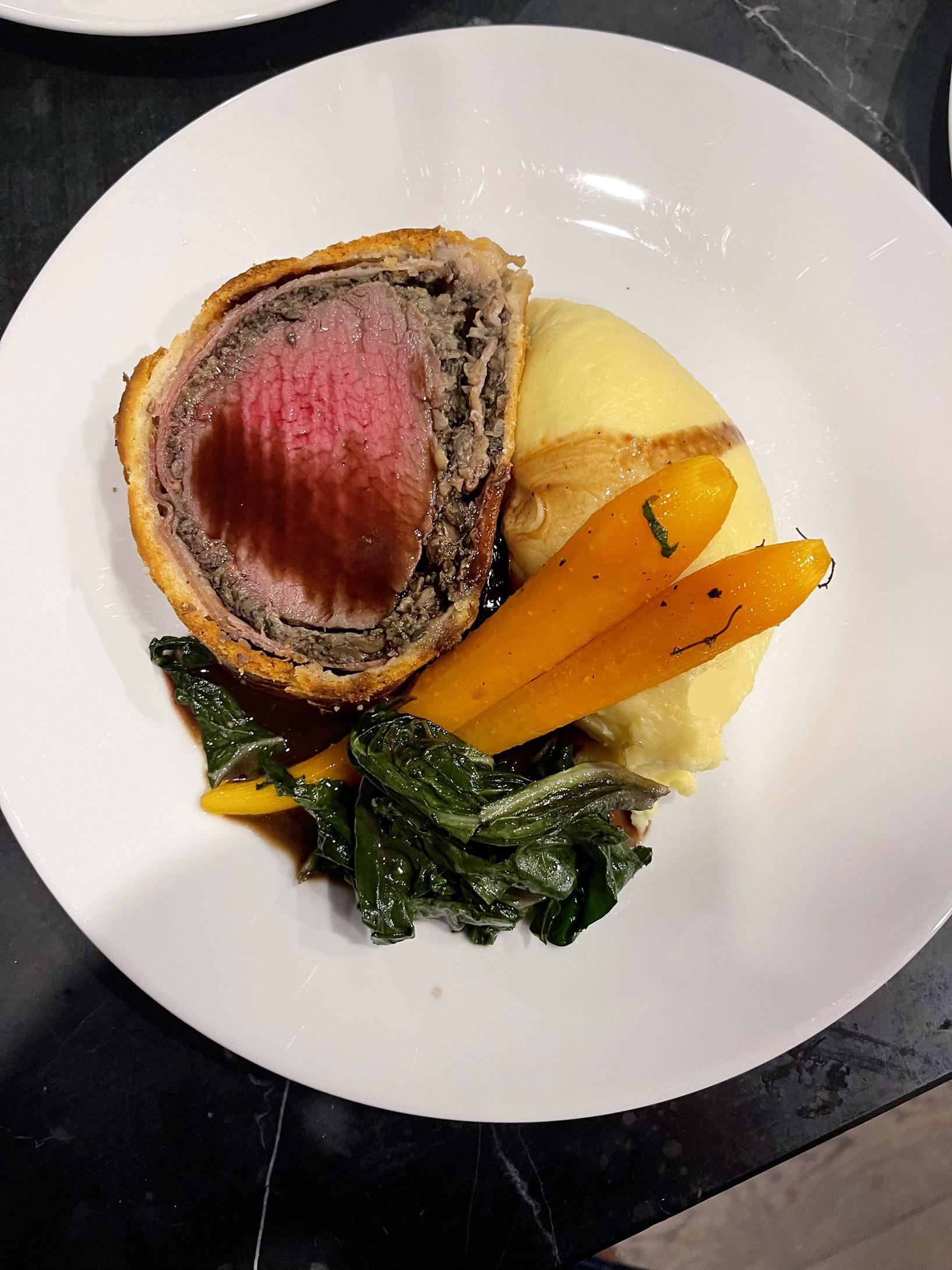 [homemade] Beef Wellington, Demi Glacé, Spring Greens, Braised Carrots
