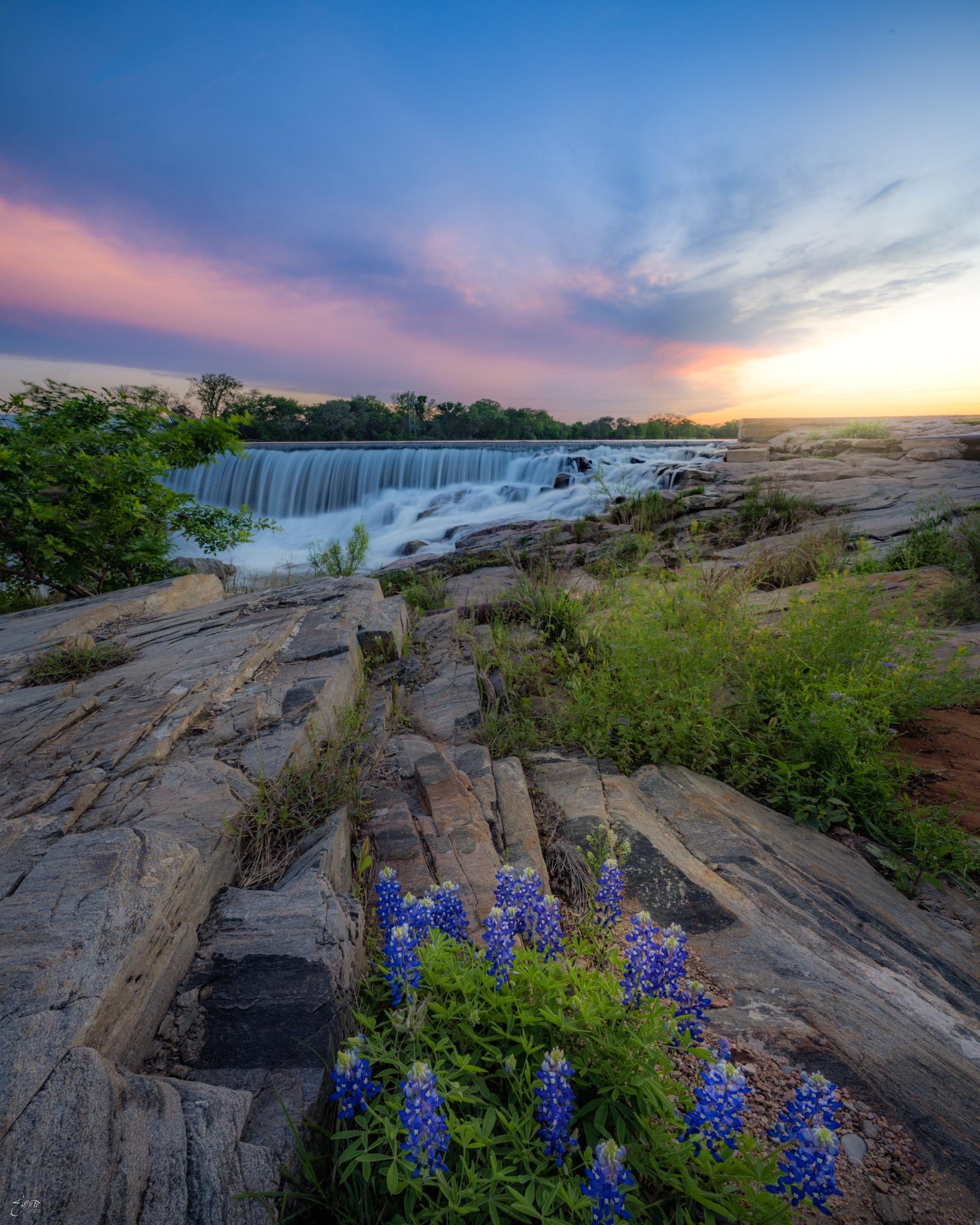 Yesterday’s sunset at the Llano Dam r/texas