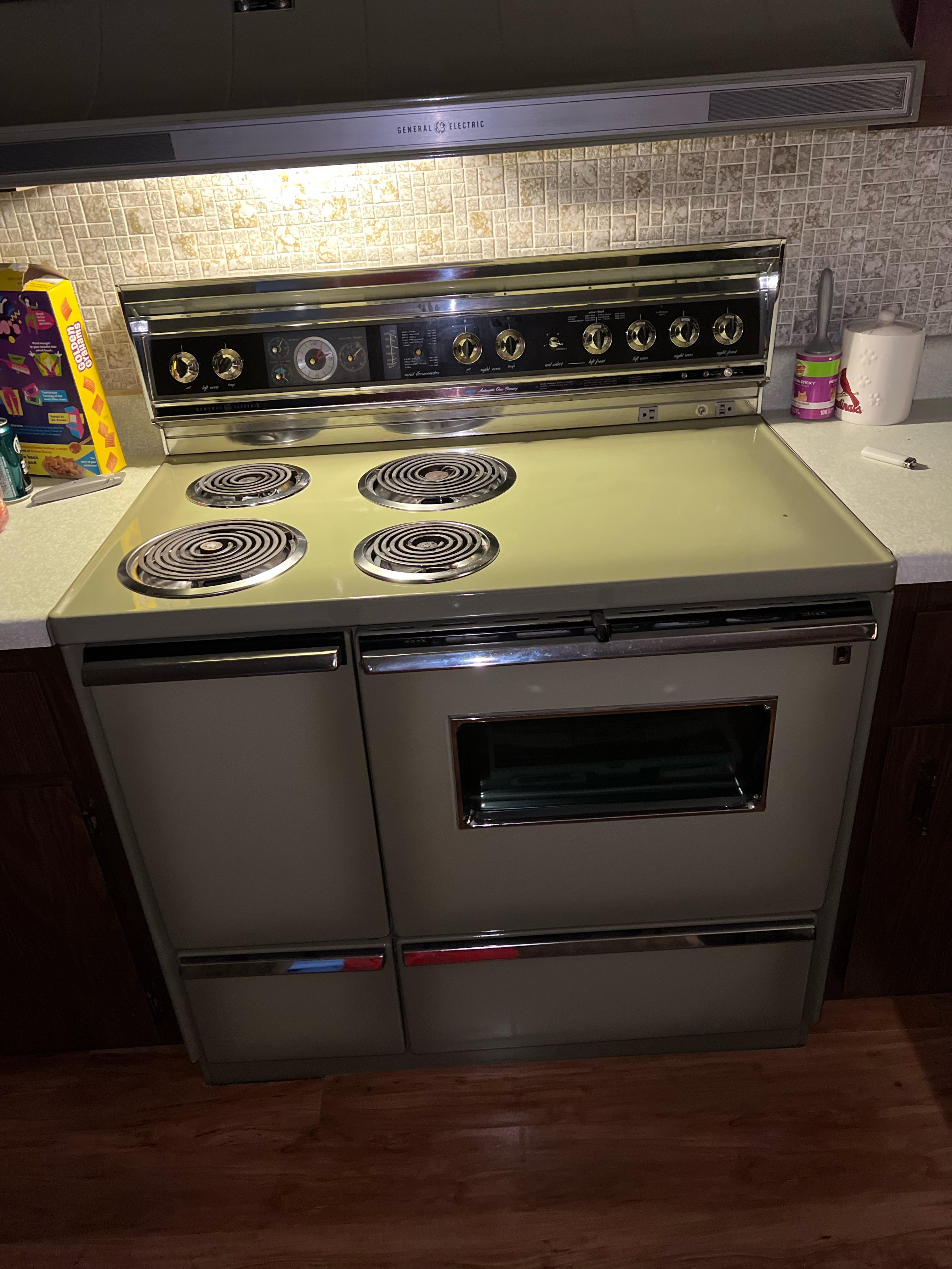 Anyone familiar with this old P7 self cleaning oven? It’s spotless so I