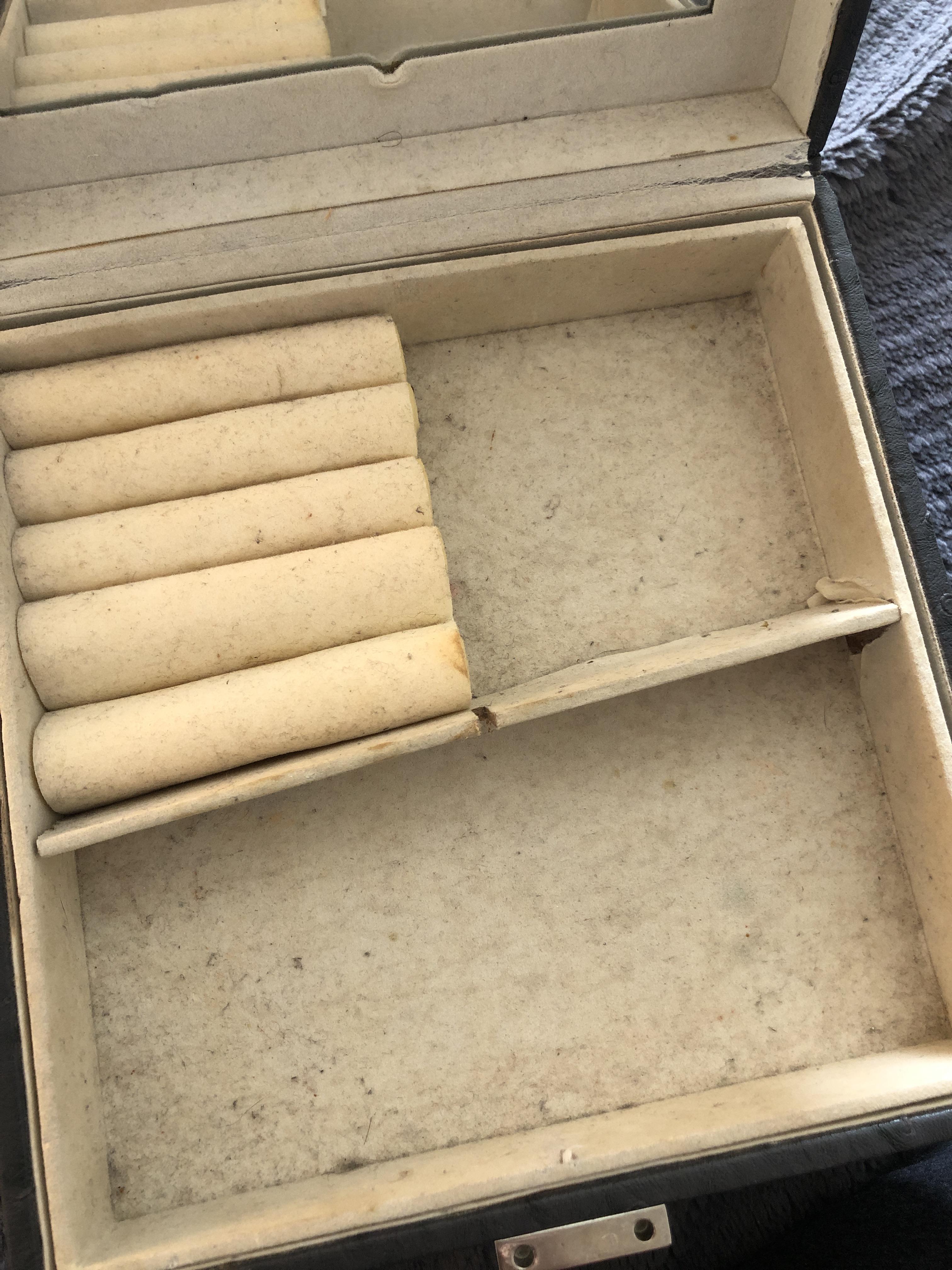 How to clean dust off felt (I think?) jewellery box r/CleaningTips