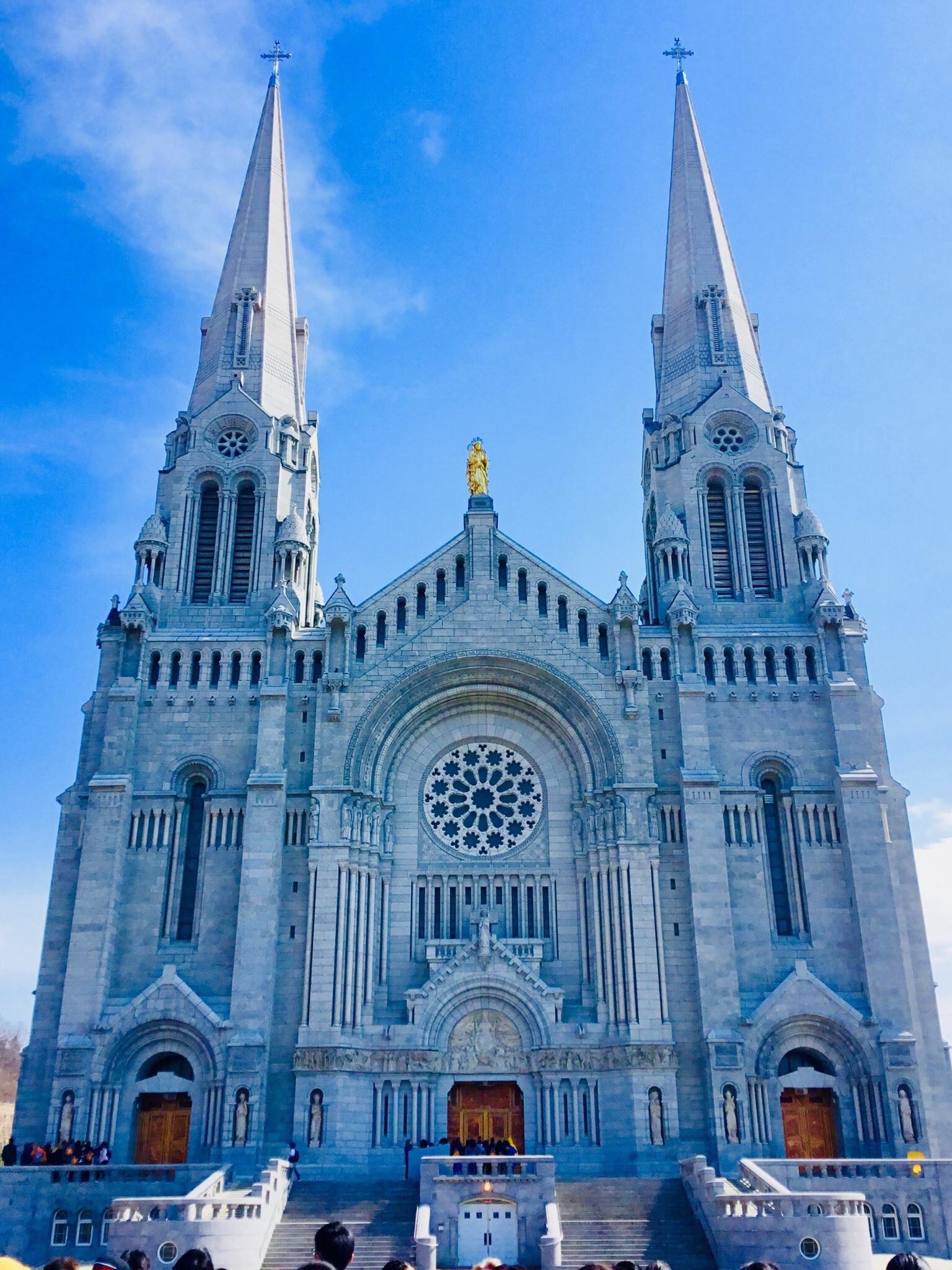 SaintAnnedeBeaupré Sanctuary in Québec! r/BeAmazed
