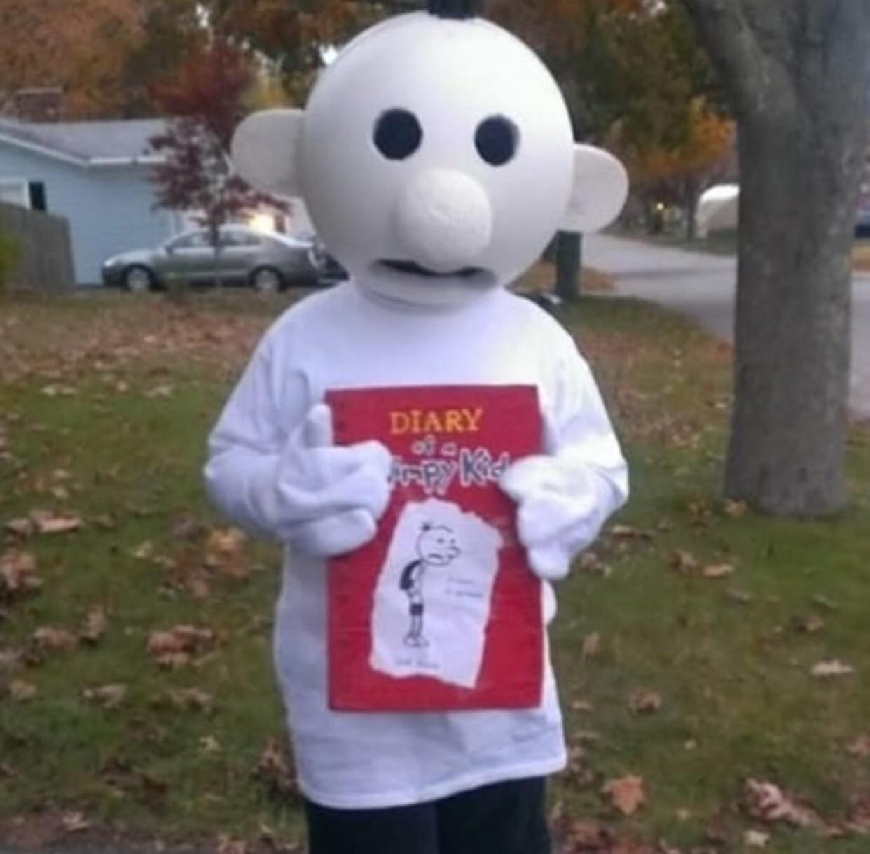 A cursed cosplay r/mildlyterrifying