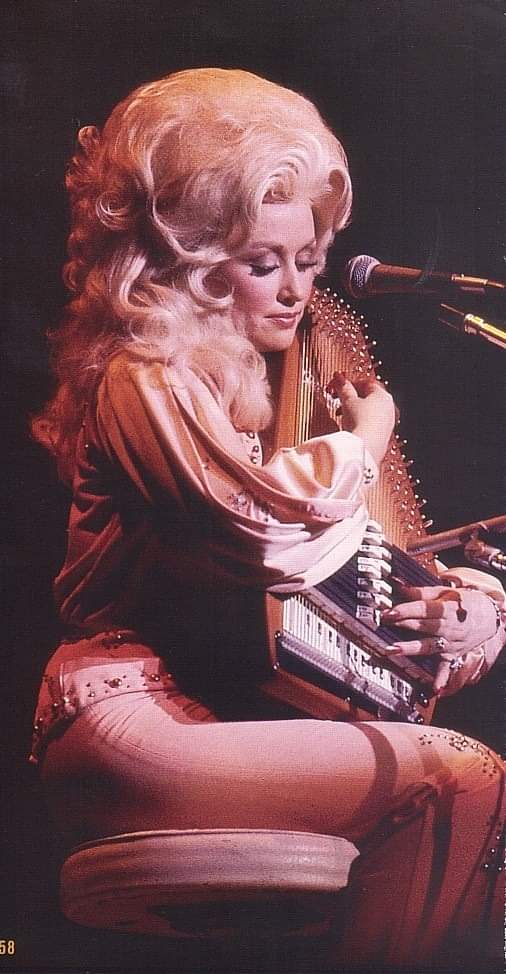 Dolly Parton playing the autoharp. 1970s. r/OldSchoolCool