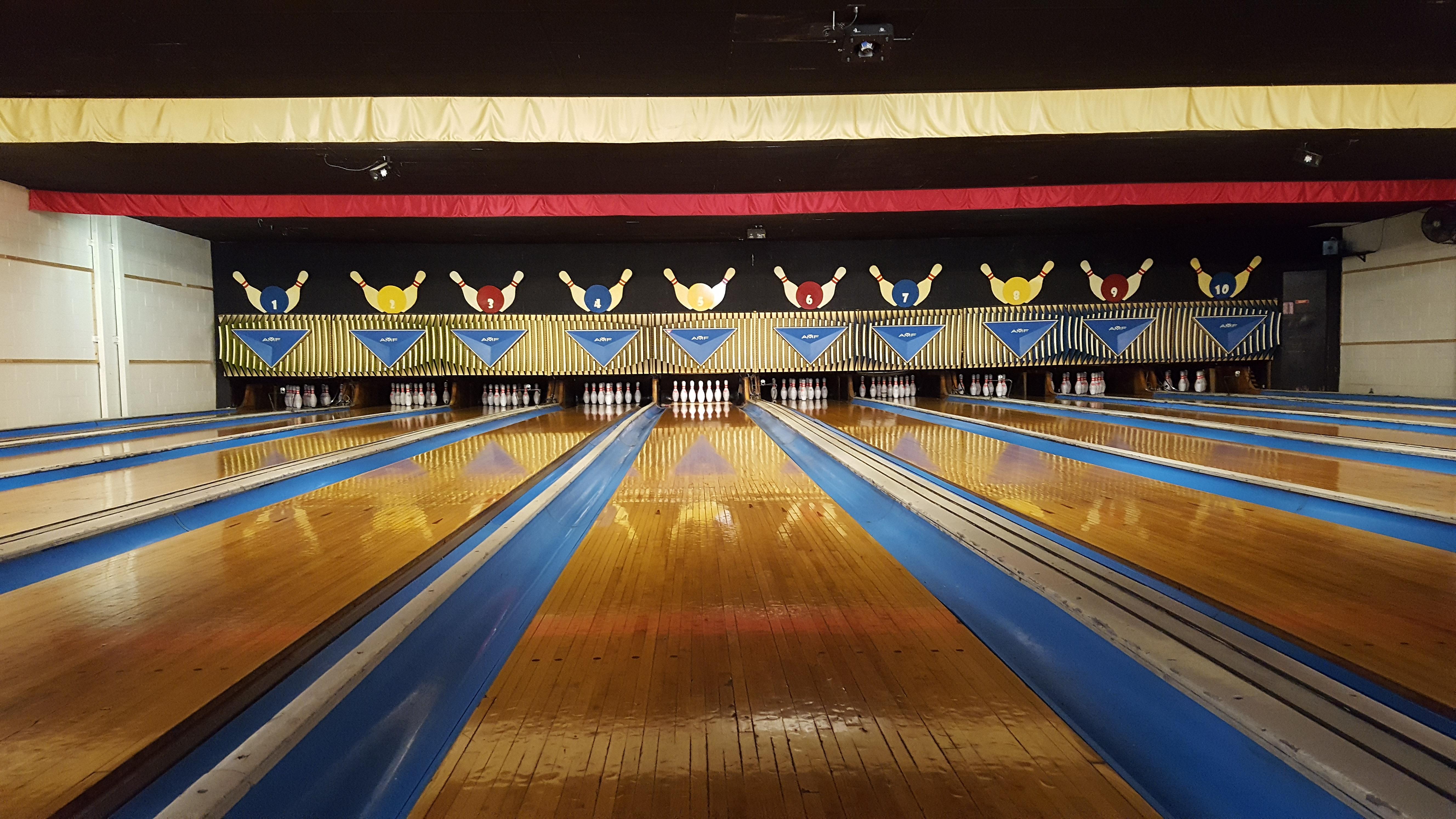 This was fun! Real wood lanes and above ground ball returns. r/Bowling