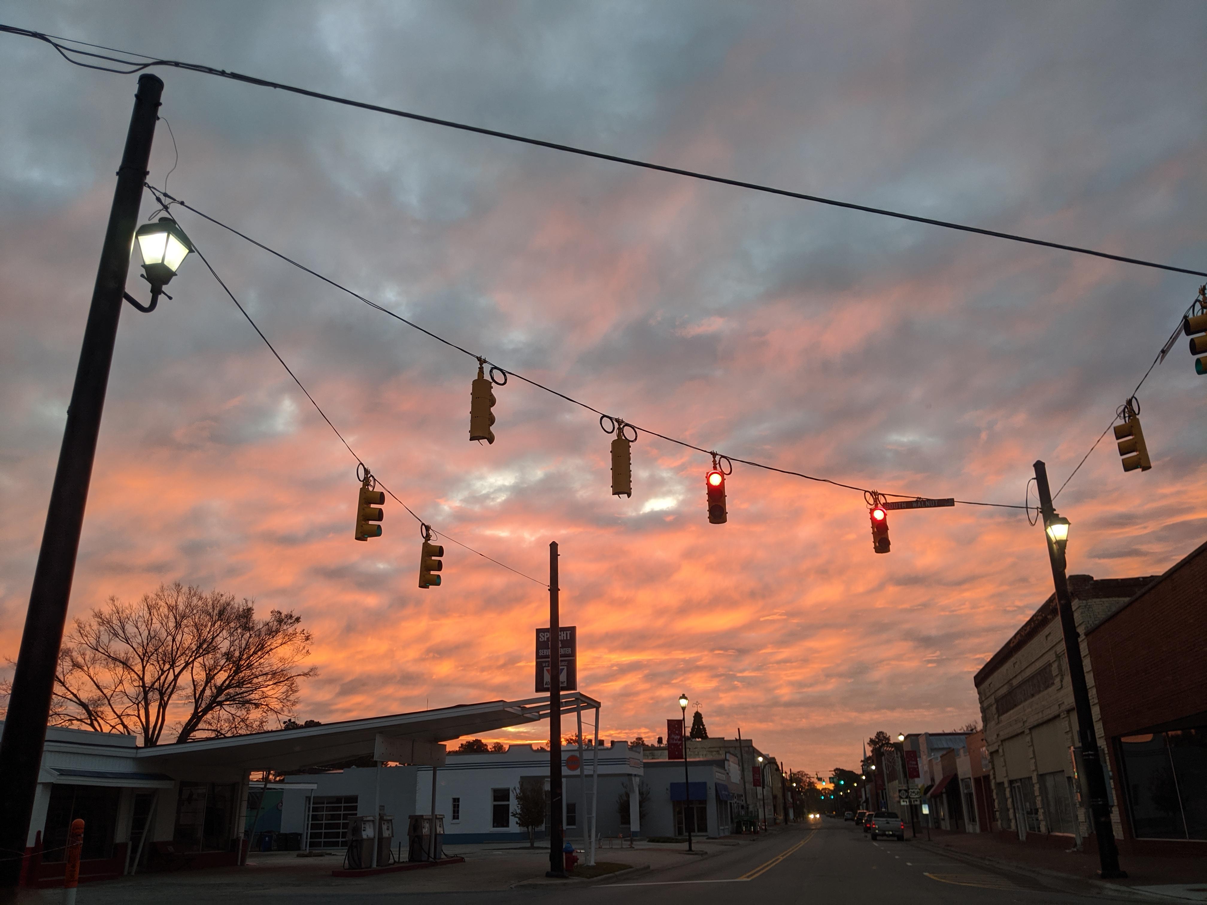 Small Town Sunrise in Farmville, NC [OC] r/SkyPorn