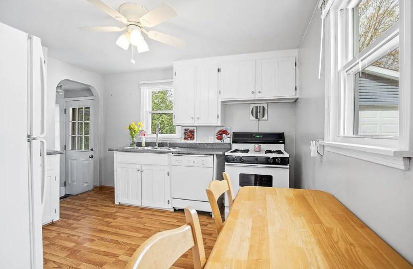 What color should I paint the kitchen walls that won’t clash with the