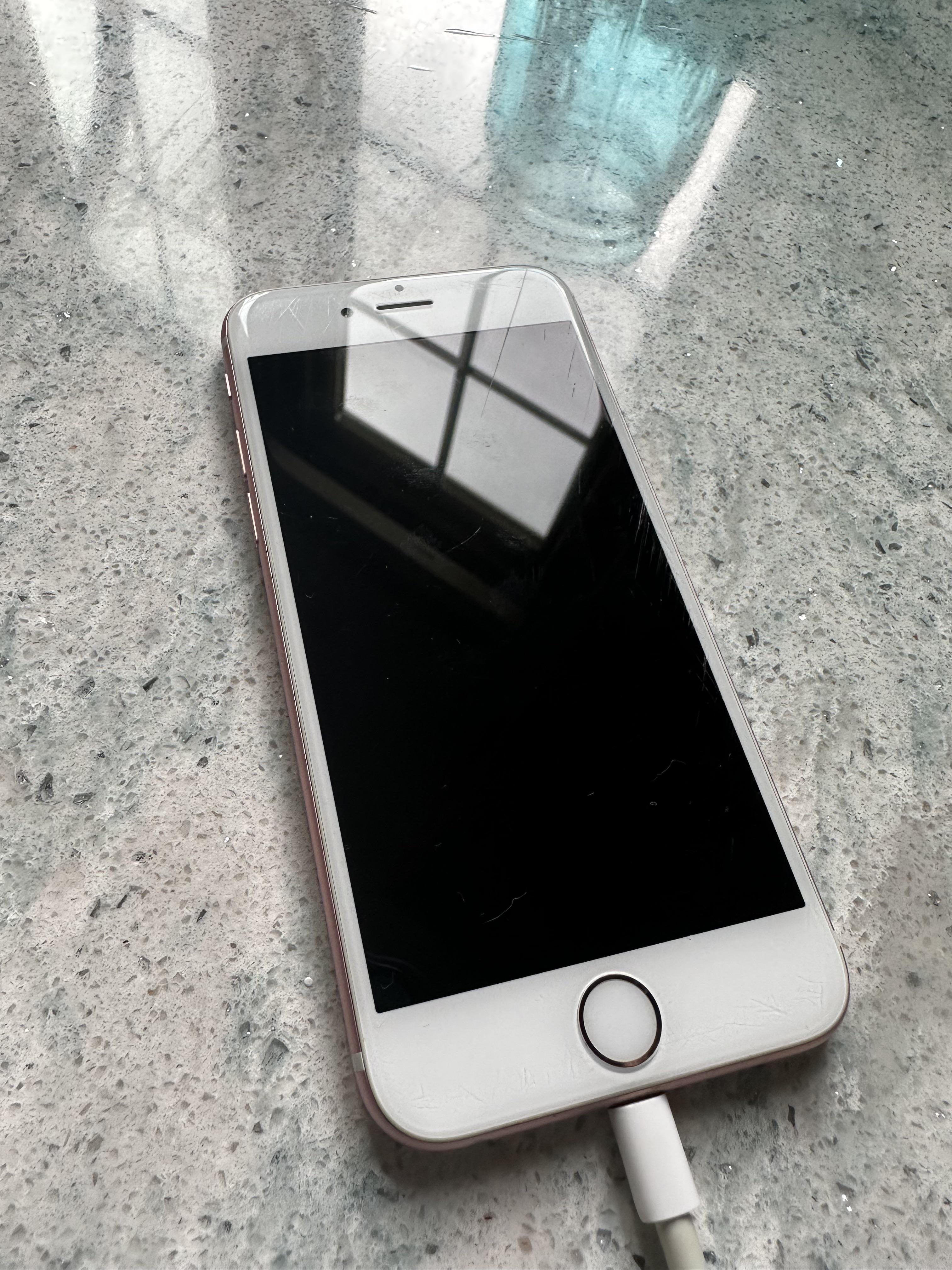 My old iPhone 6s that I lost back in 2020 in my uncle’s couch has been