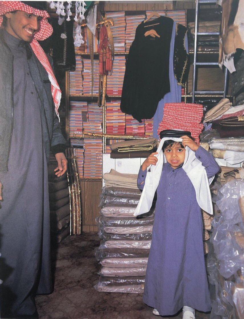 Traditional clothing store. Riyadh, Saudi Arabia. 1985 r/OldSchoolCool