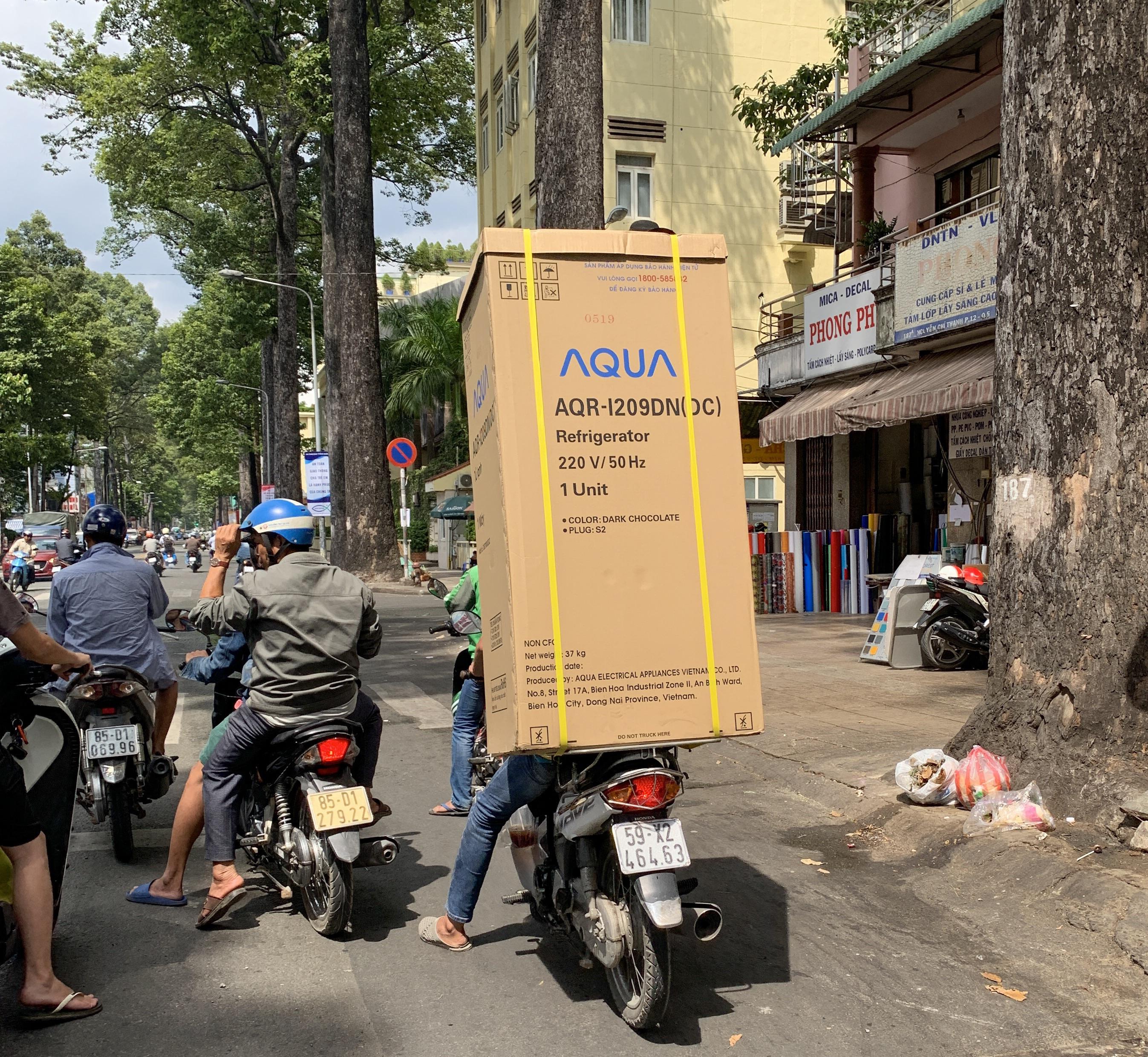 Balancing a refrigerator on a motorbike r/VietNam