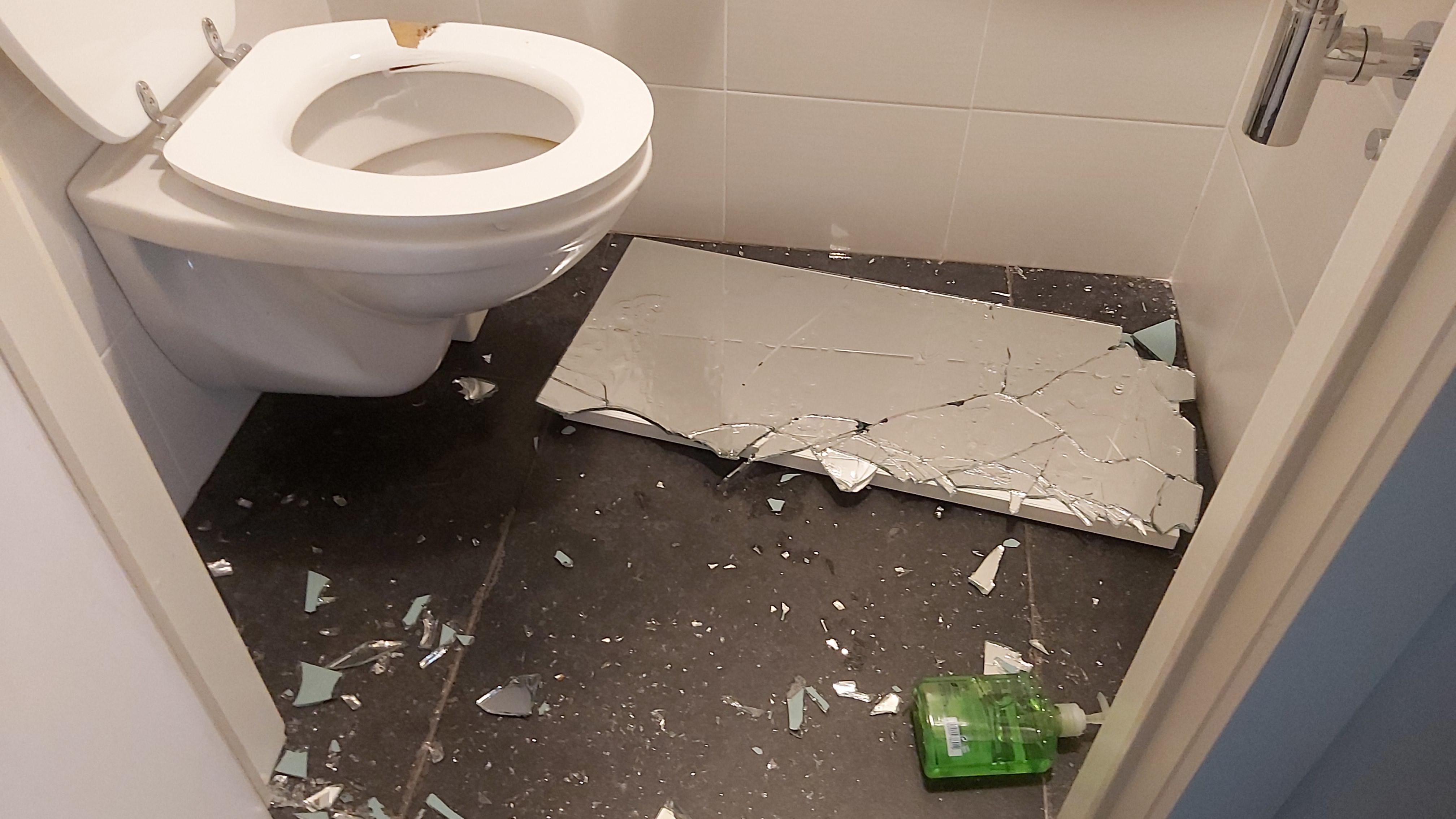 Bathroom Mirror Fell Off Wall My mom's mirror fell of this night Wellthatsucks