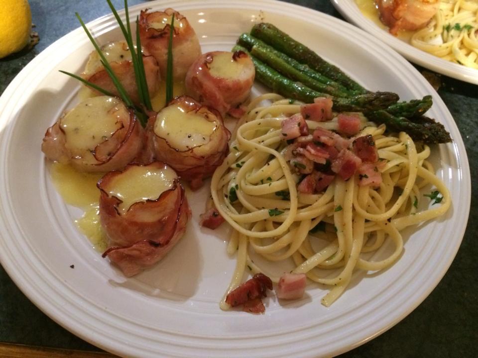 [Homemade]Bacon wrapped scallops in a beurre blanc sauce. Asparagus