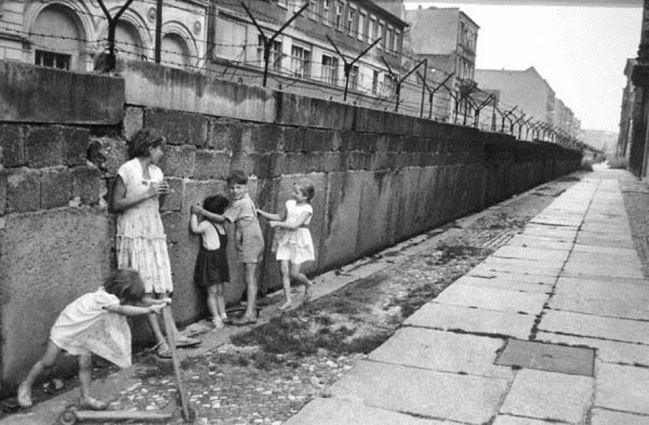 Children Playing by the Berlin Wall, 1962. r/OldSchoolCool