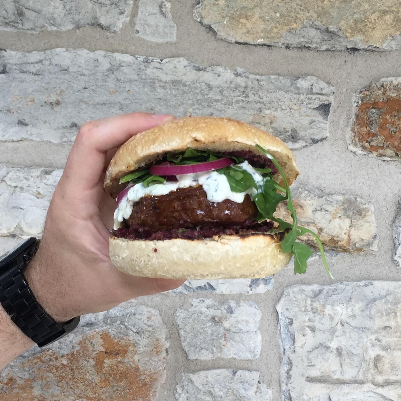 [HOMEMADE] Lamb burger with Tzatziki and Olive Tapenade. r/food