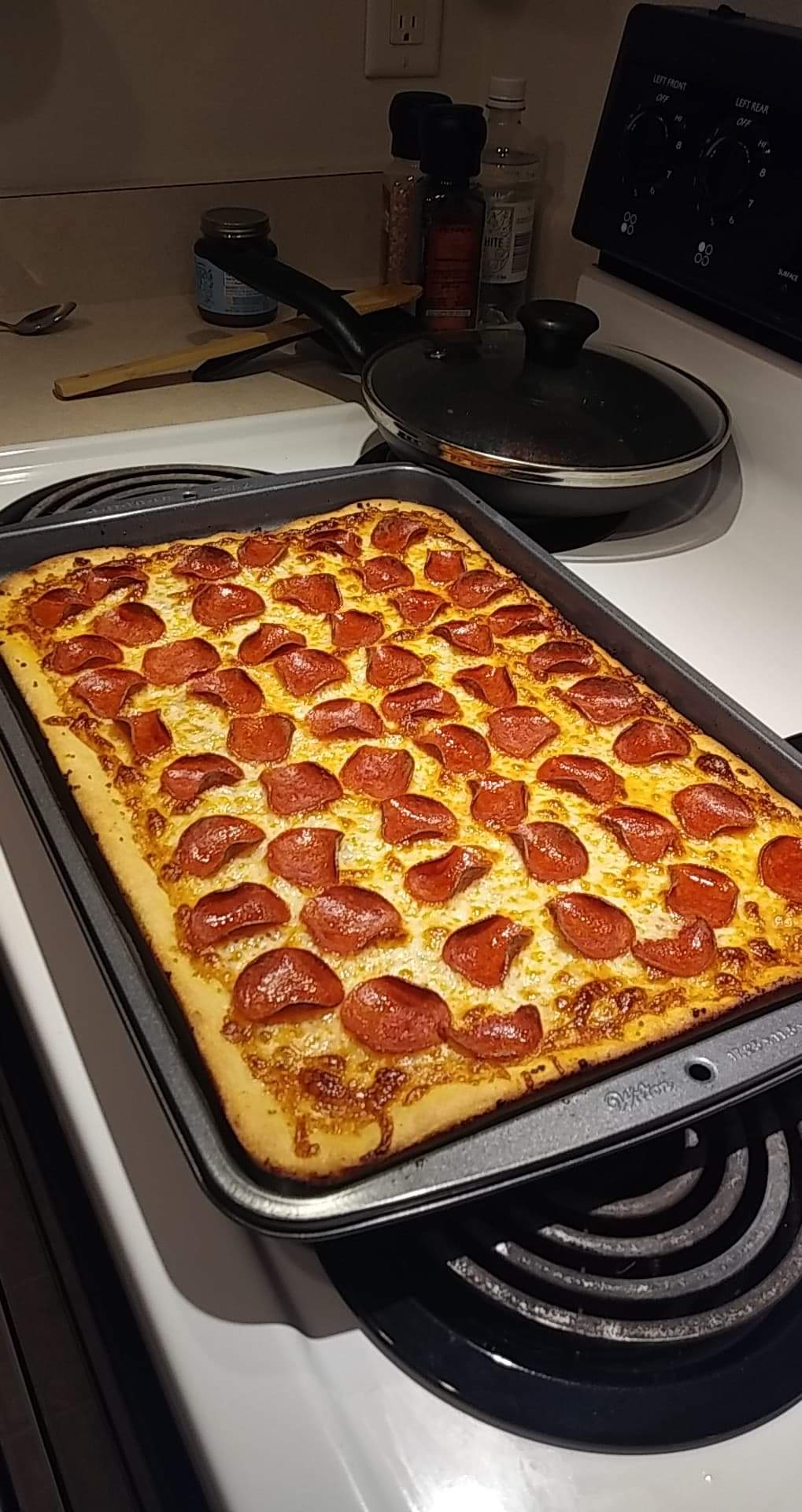 [Homemade] Sheet pan pizza with garlic butter crust r/food