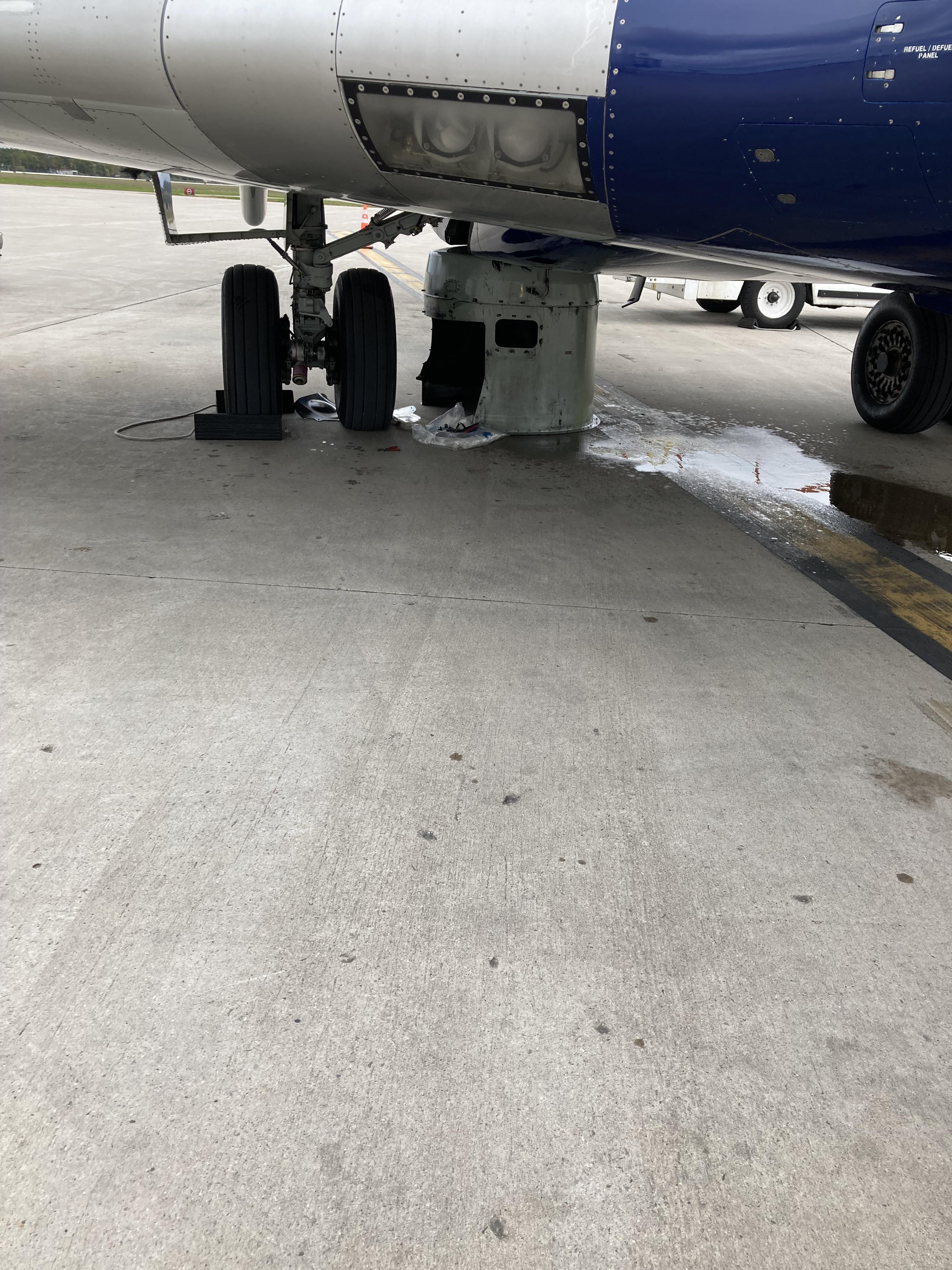 Here’s more maintenance I see as a rampie. Leaking loads of hydraulic fluid r/aviationmaintenance