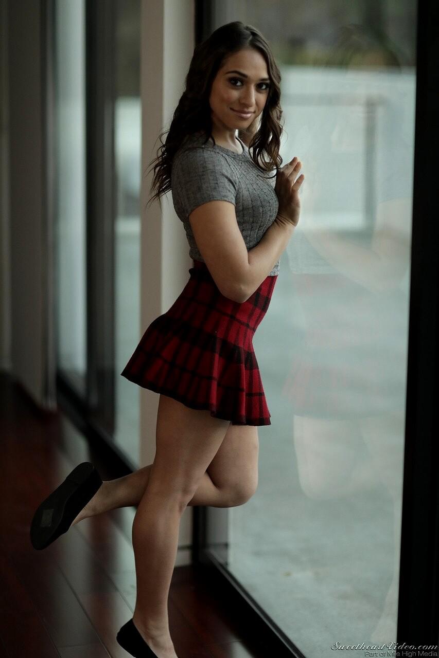 Sara Luvv : ClassyPornstars