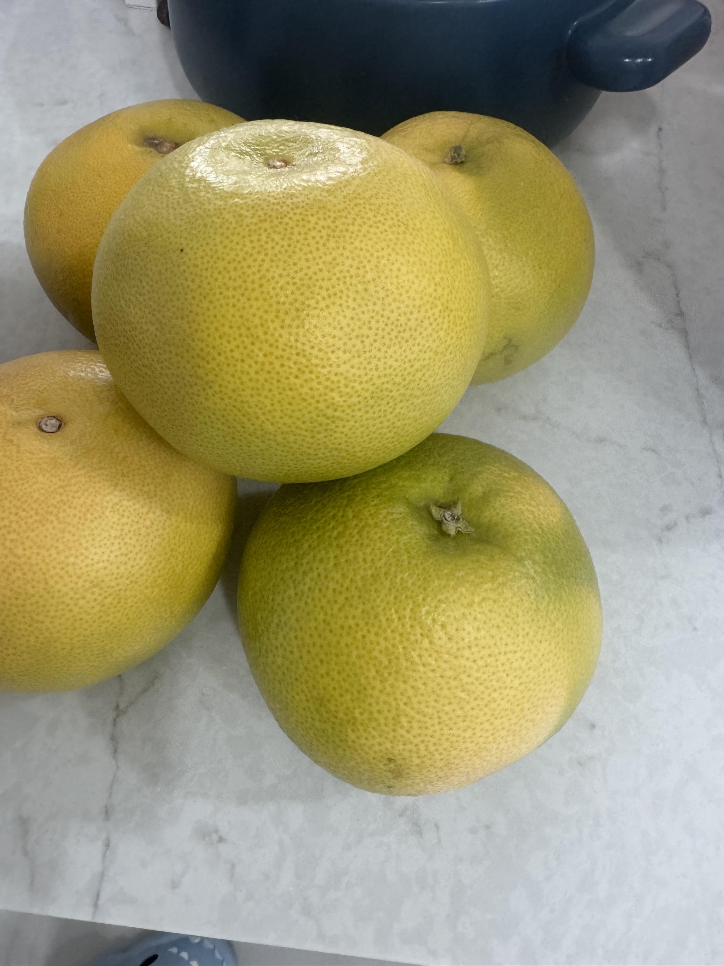 The sweetie grapefruit (grapefruit and pomelo mix) is really good r