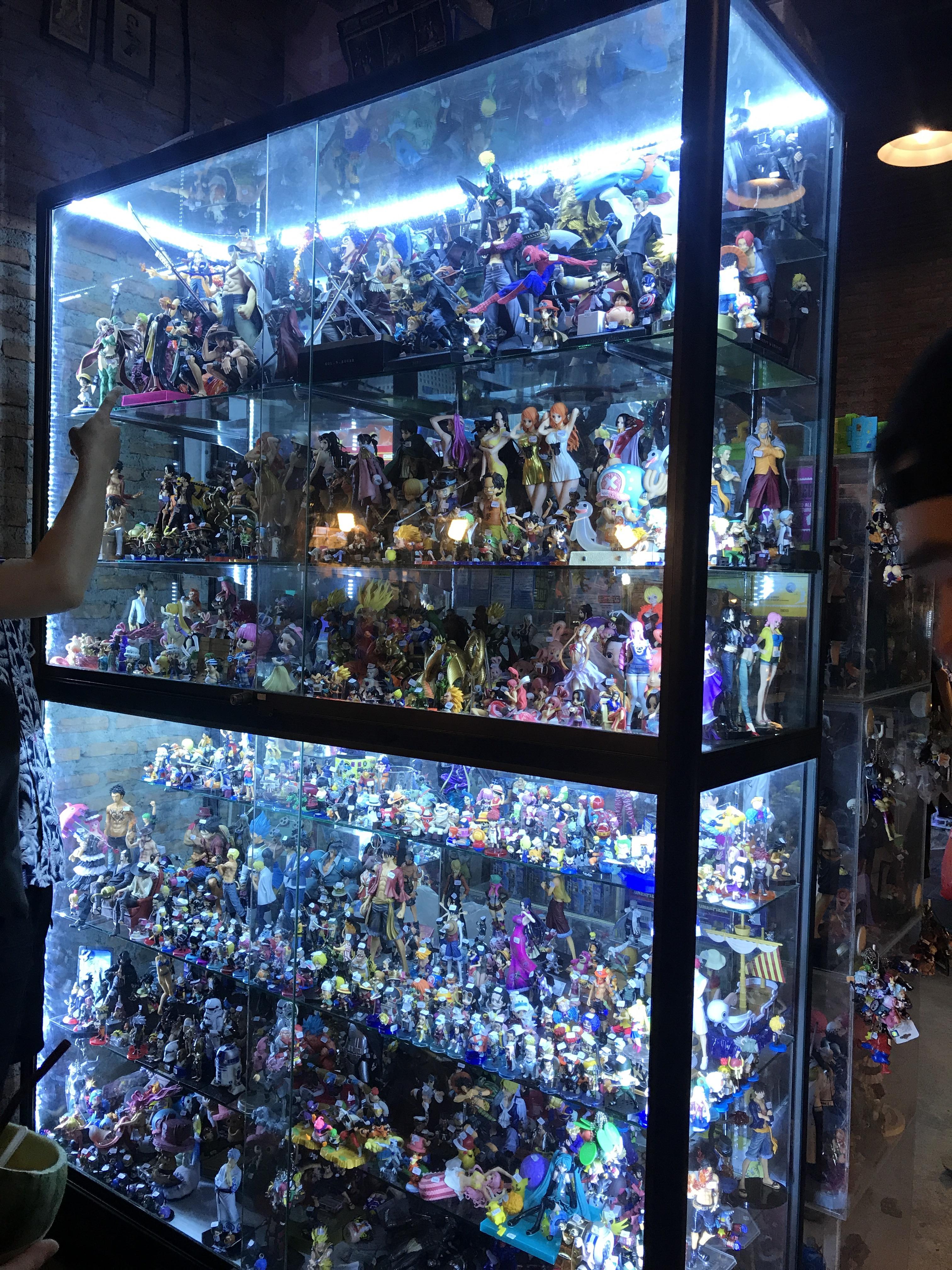 Anime figurine shop in Bangkok's night market 🇹🇭😍 r/anime
