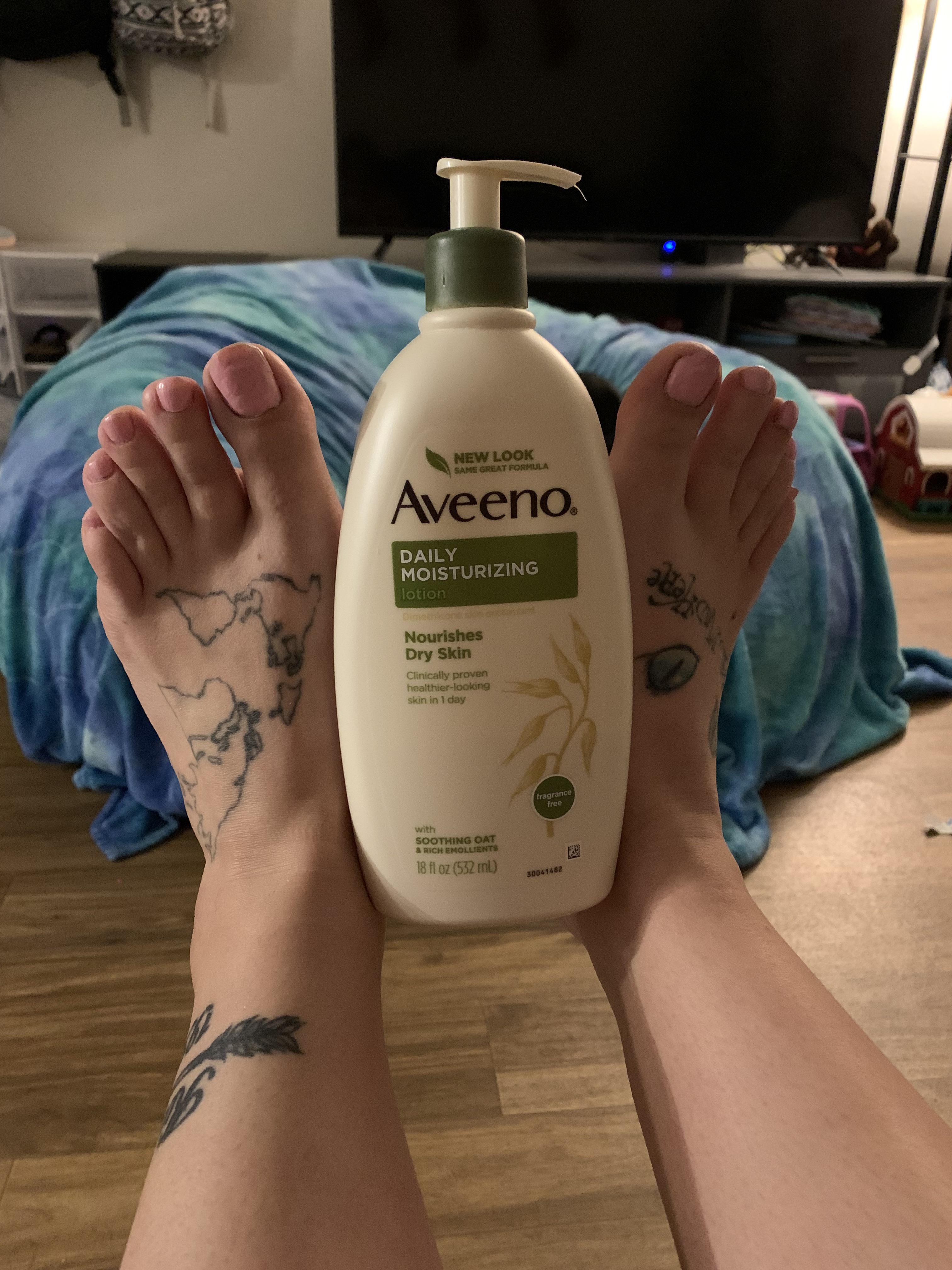 Rub lotion into my feet please 🥺 r/GiantessFeet