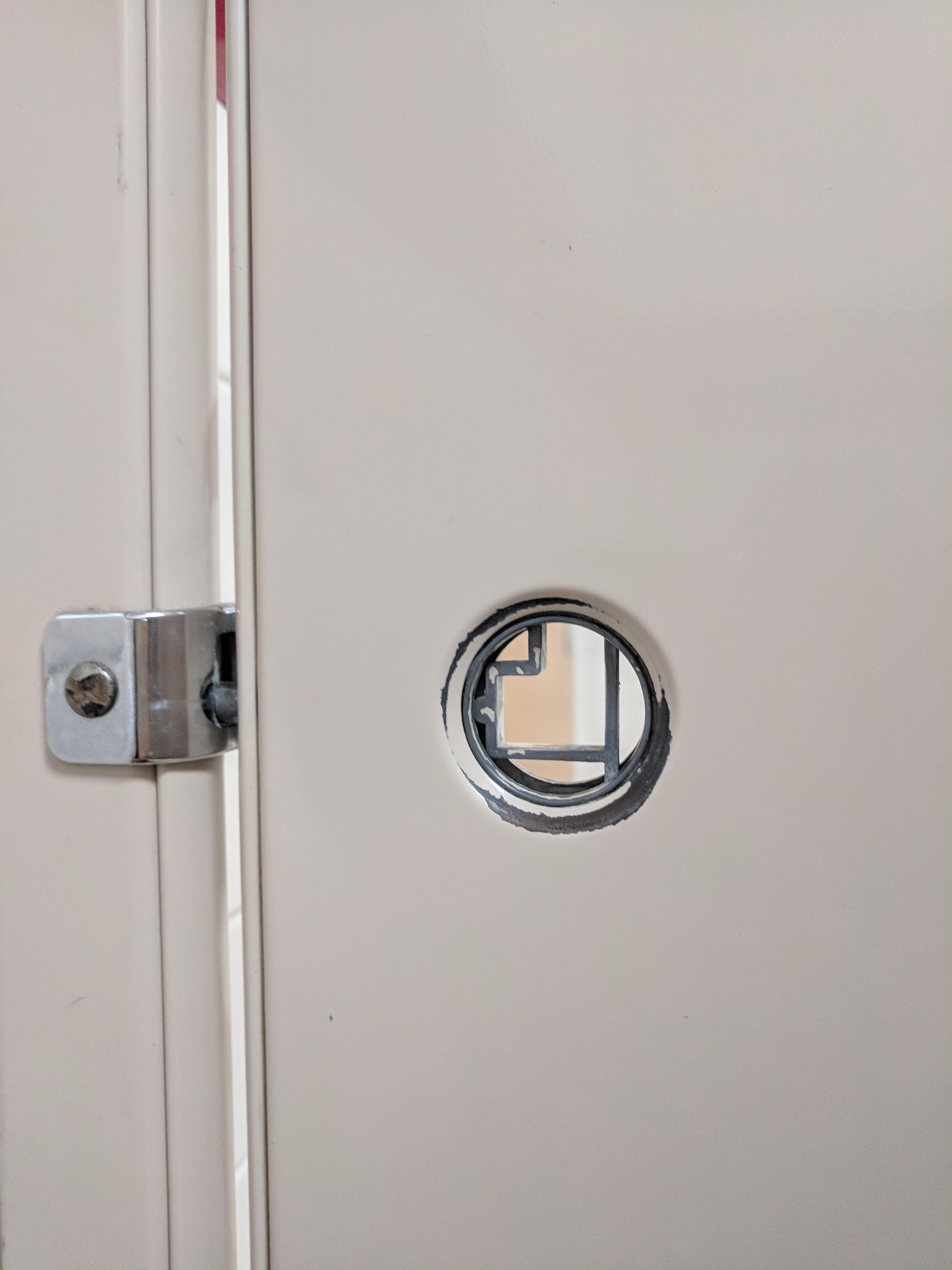 This very secure bathroom stall lock. r/mildlyinfuriating