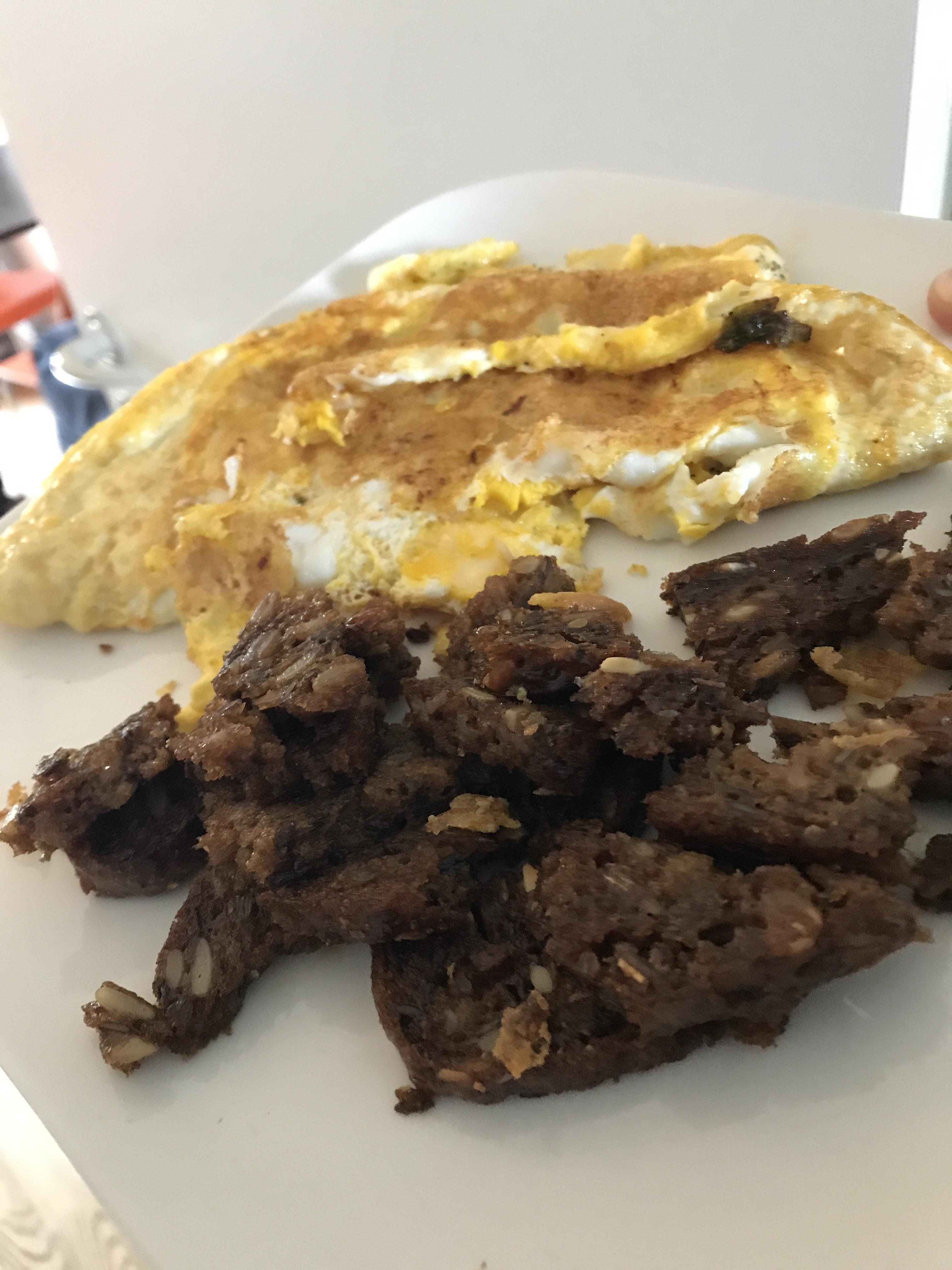 Omelette and fried rye bread (400 calories) 1200isplenty