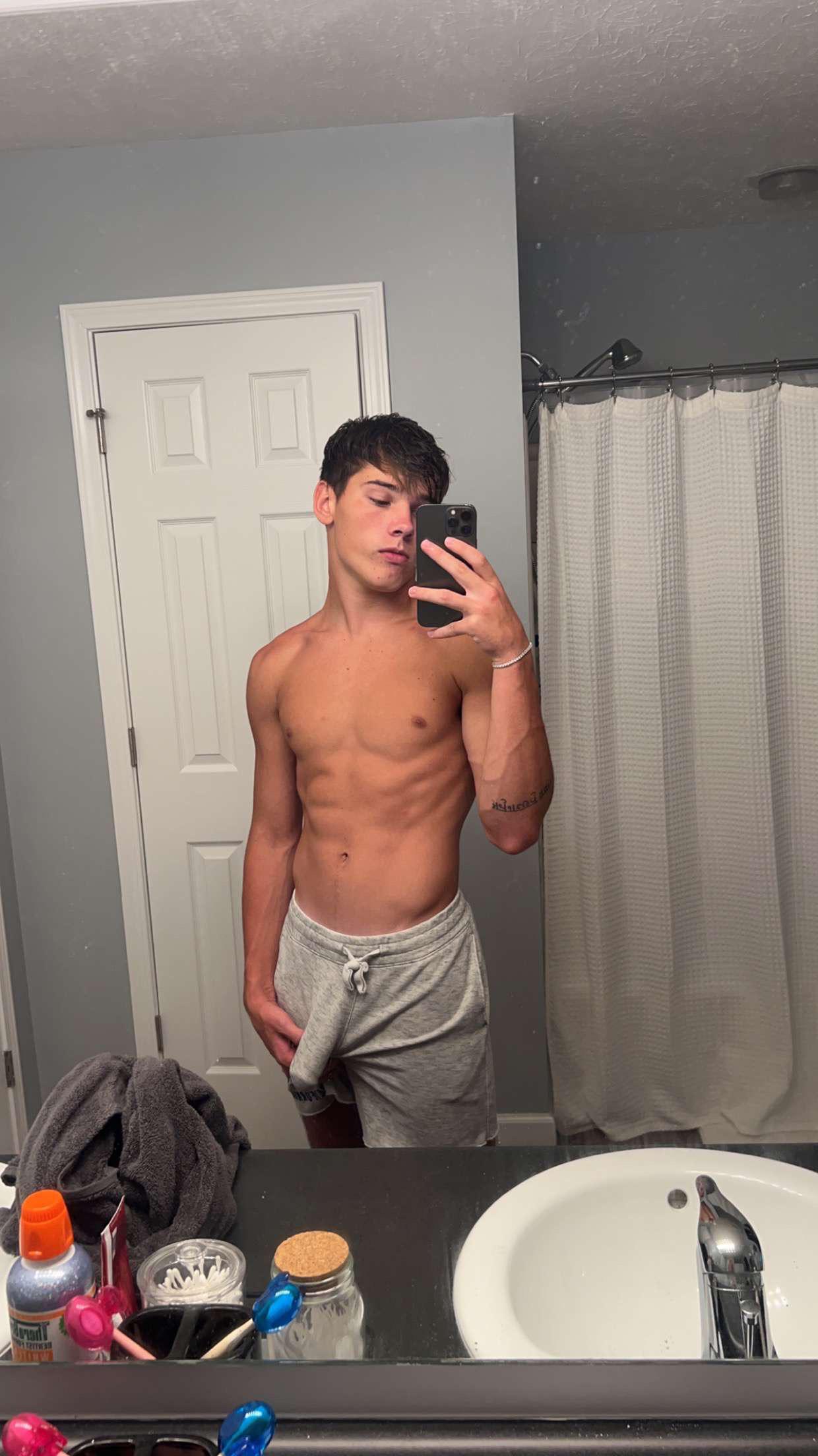 Well 👀 : BulgesAndUndwear