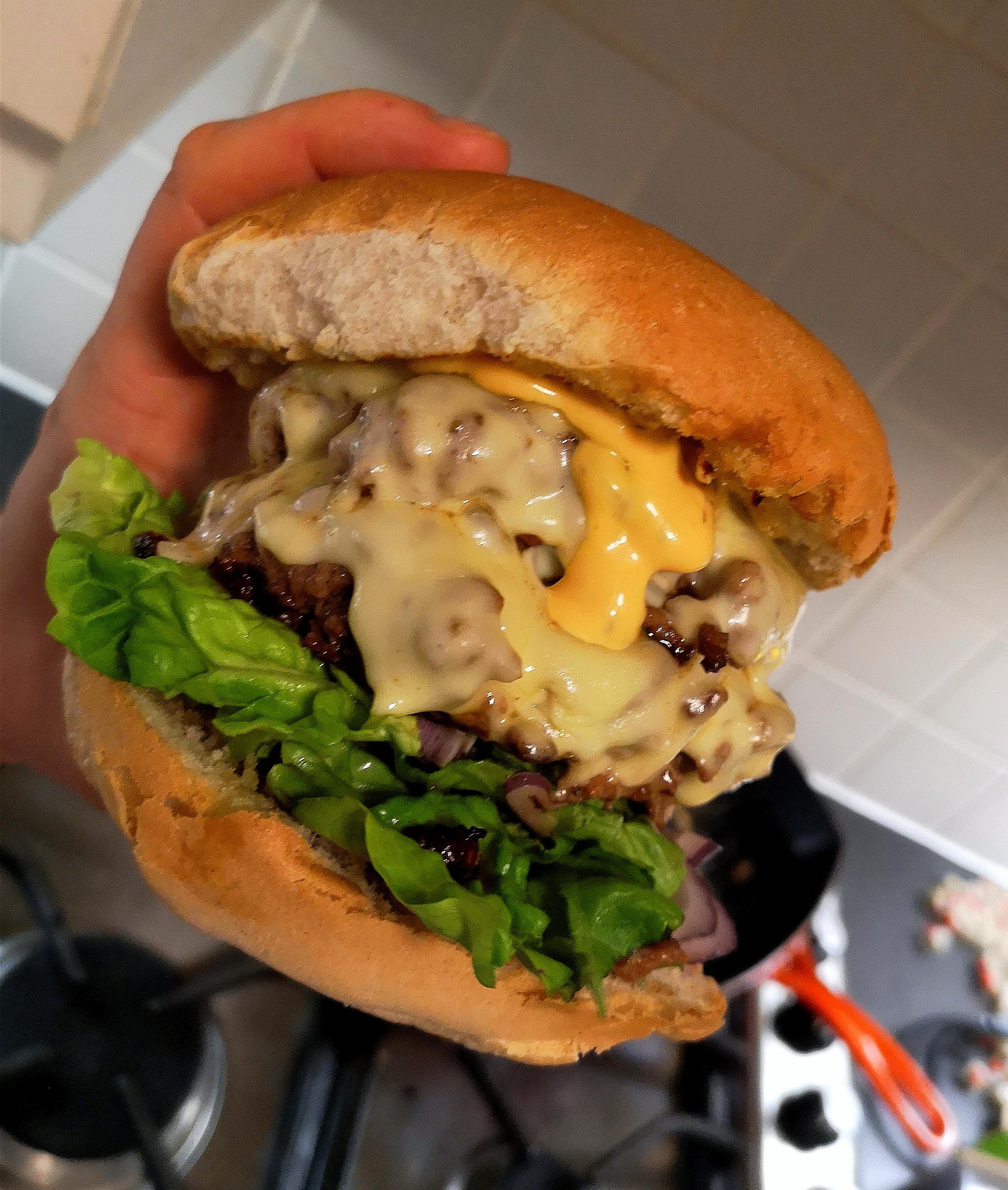 [Homemade] Double Smash burger, Gouda cheese, red onions, gem lettuce