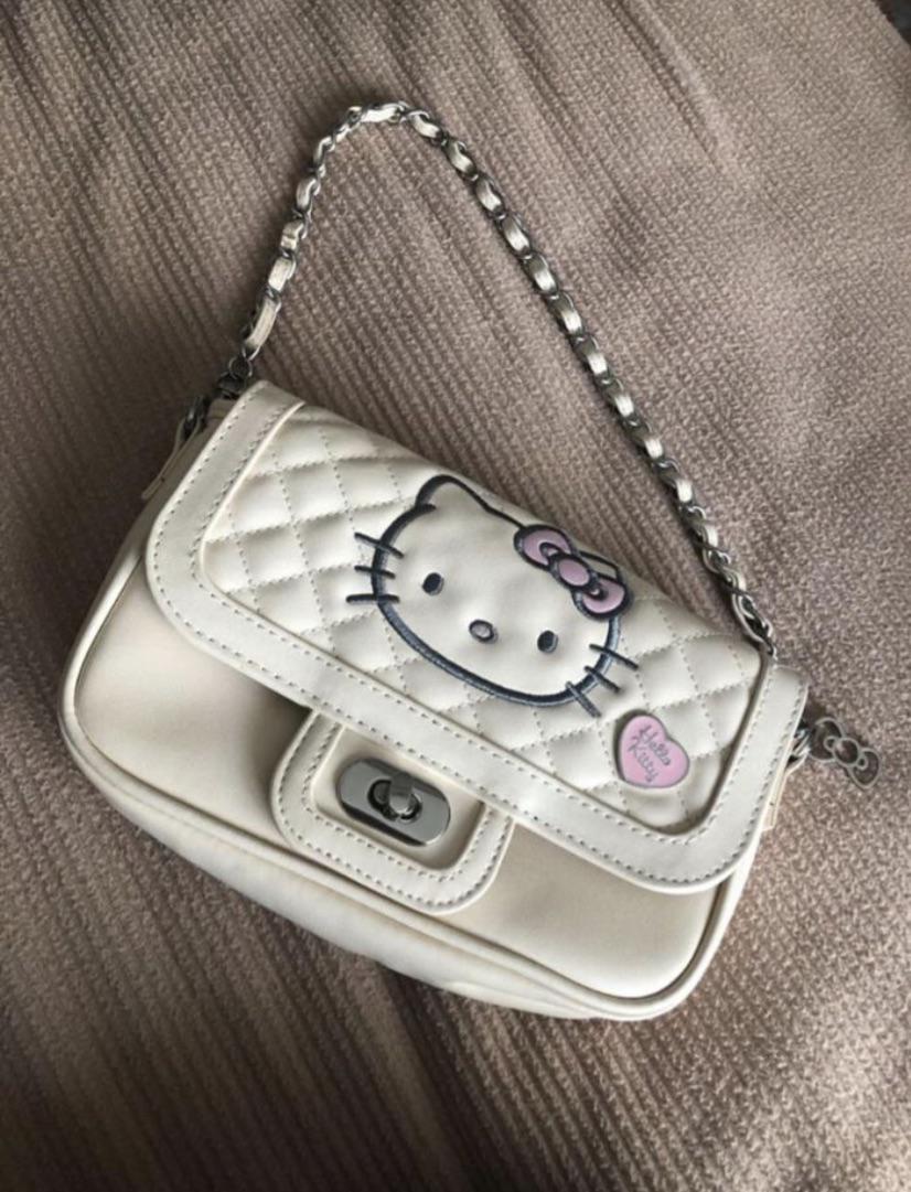 Hello kitty bag how much should I price this ? r/Depop