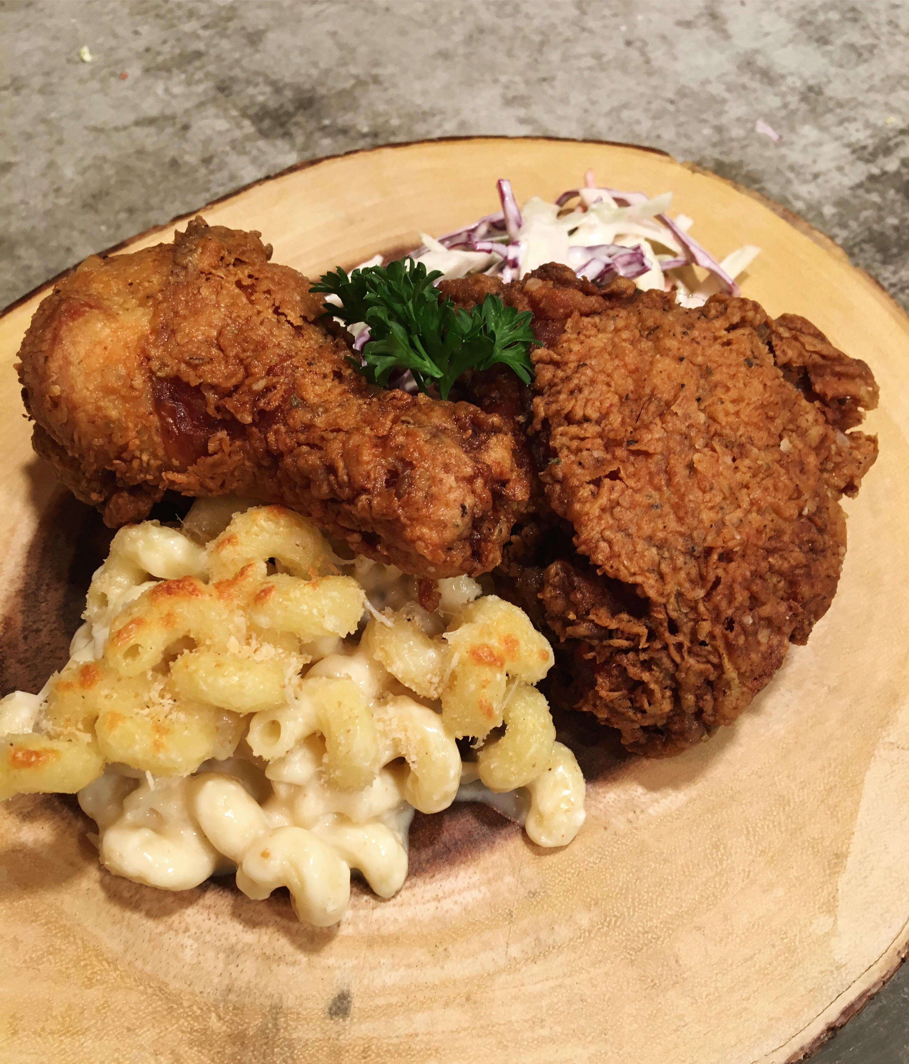 [Homemade] Buttermilk Fried Chicken, Mac N Cheese and Coleslaw r/food